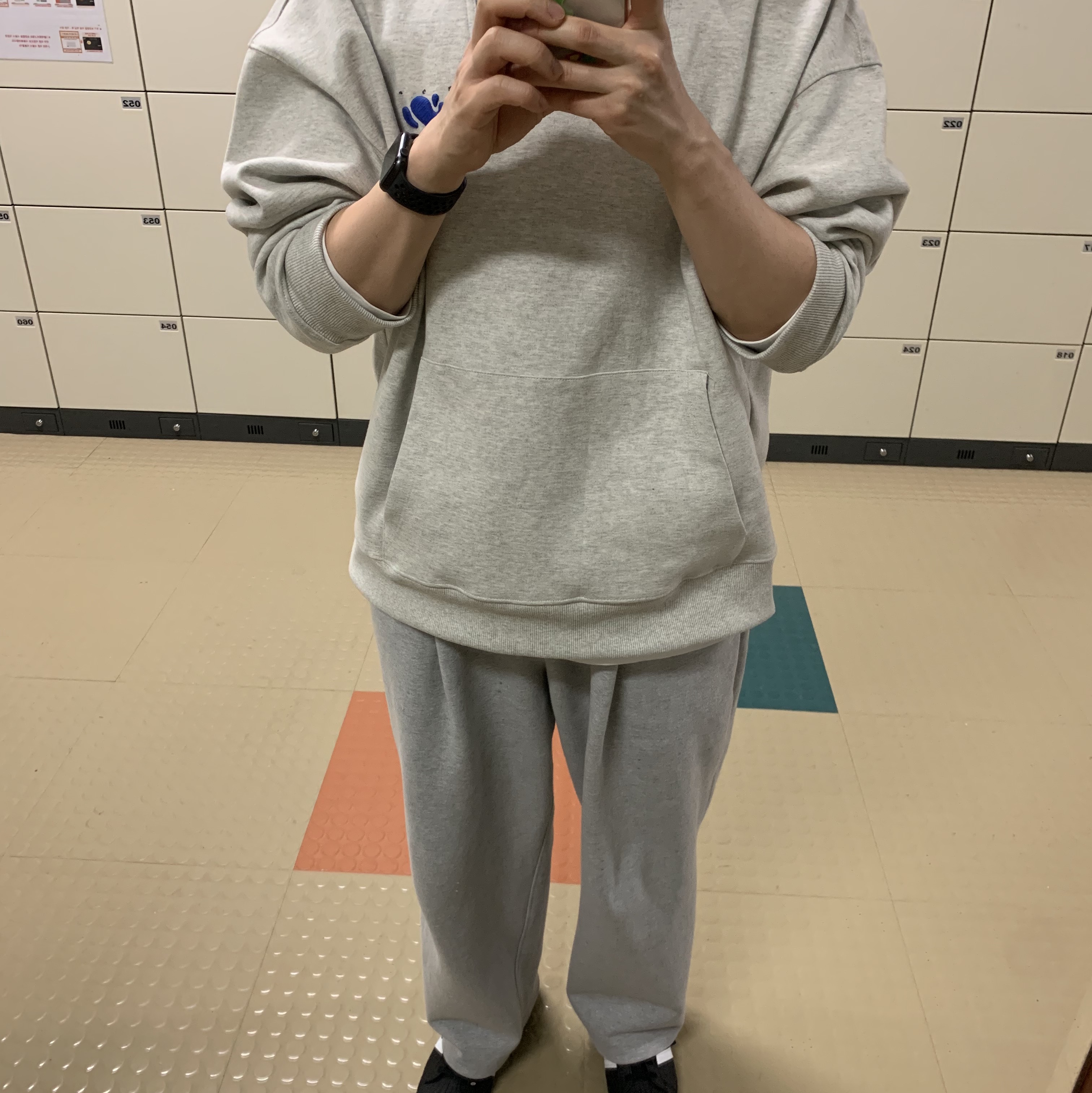 Zara x Ader Error Embroidery Hooded Sweatshirt Grey, Adidas Superstar Core Black White 착용 스타일 - 1