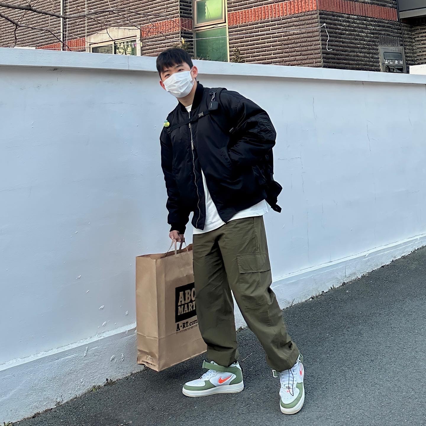Nike Air Force 1 Mid '07 QS Olive Green and Total Orange 착용 스타일 - 1