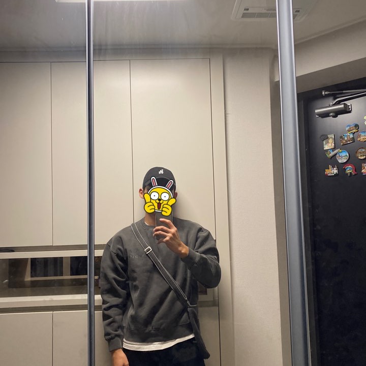 IAB Studio Pigment Sweatshirt & Mini Bag Black 착용 스타일