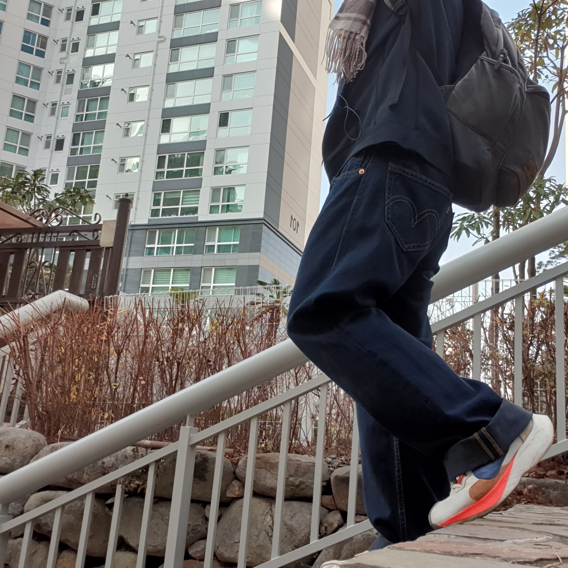 Nike Moon Racer Sail Solar Blue 착용 스타일