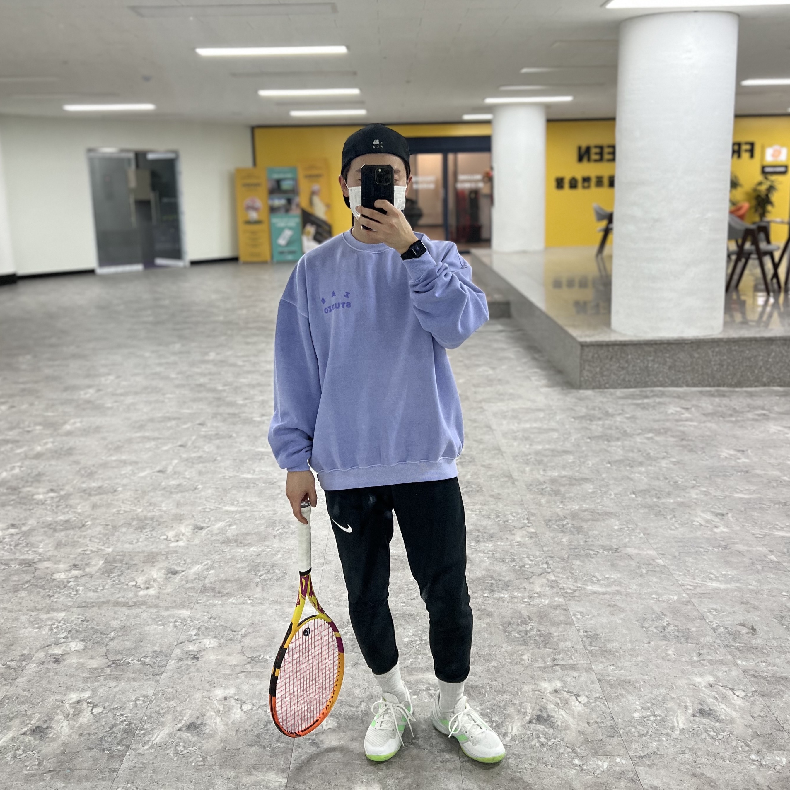 IAB Studio Pigment Sweatshirt & Mini Bag Lavender 착용 스타일
