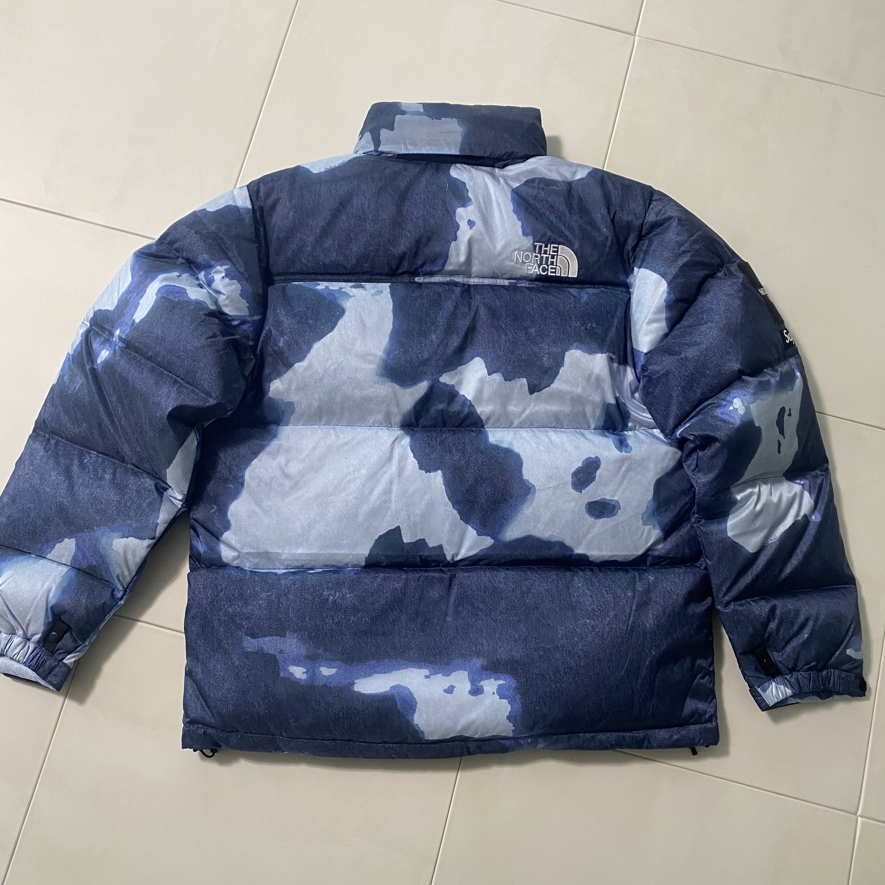 Supreme x The North Face Bleached Denim Print Nuptse Jacket Indigo - 21FW 착용 스타일 - 4