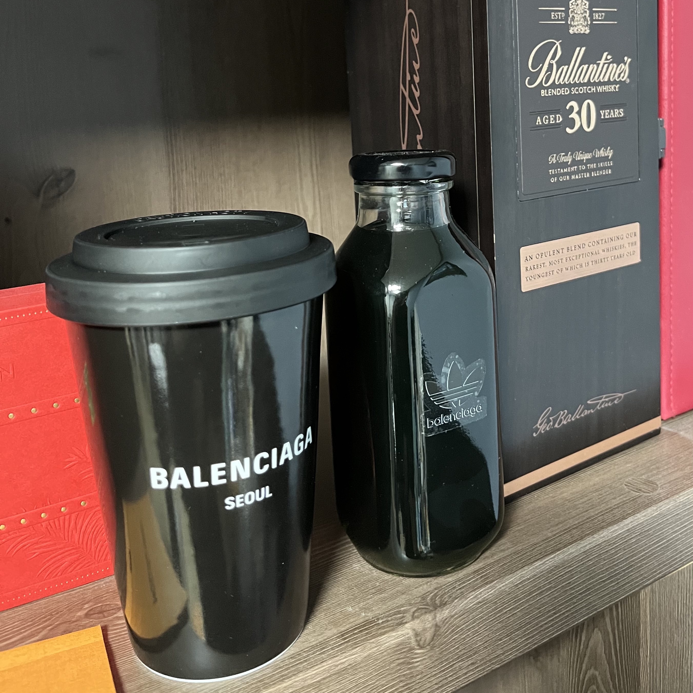 Balenciaga Cities Seoul Coffee Cup Black 착용 스타일
