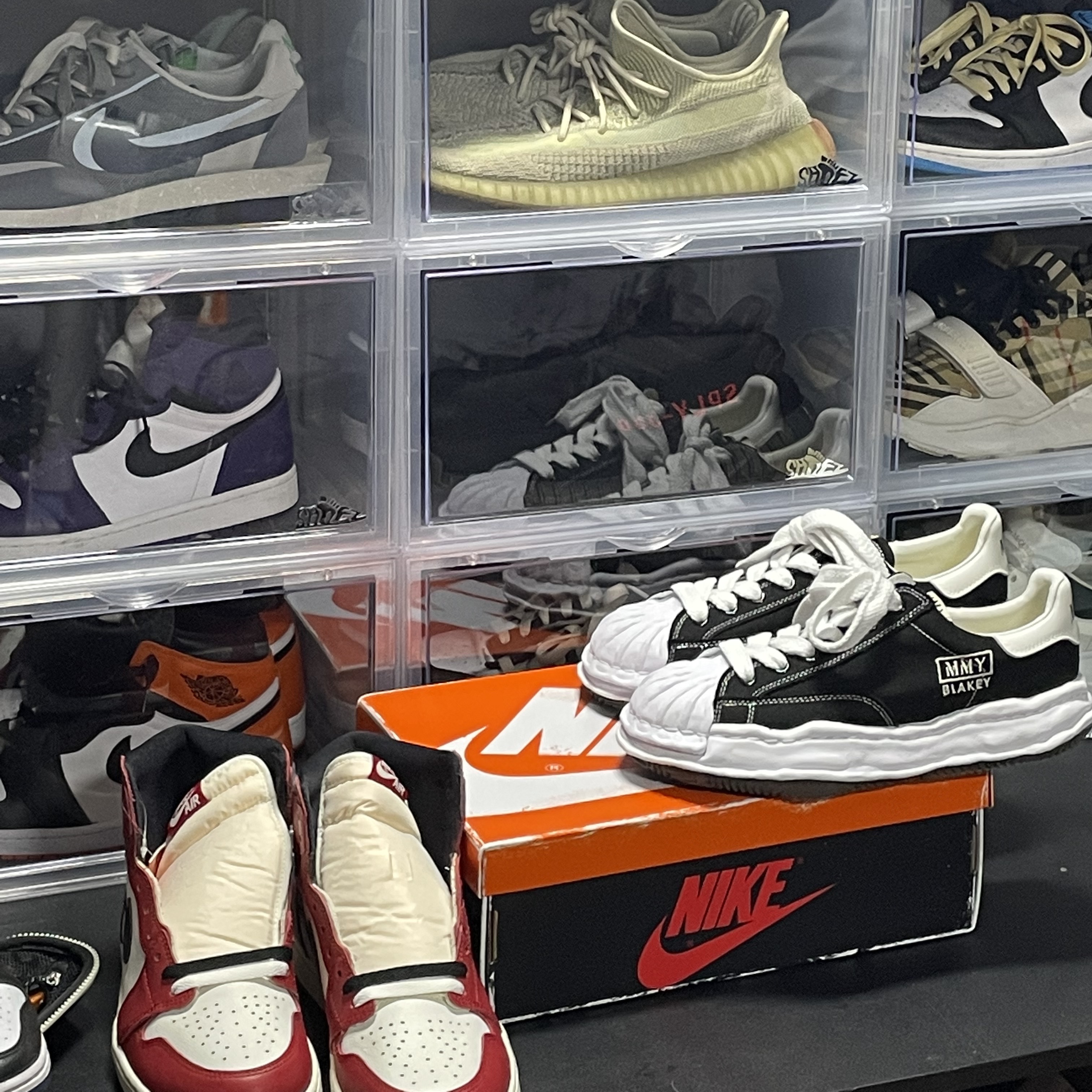 Jordan 1 Retro High OG Chicago 2022, Maison Mihara Yasuhiro Blakey OG Sole Canvas Low-top Sneakers Black White 착용 스타일 - 2