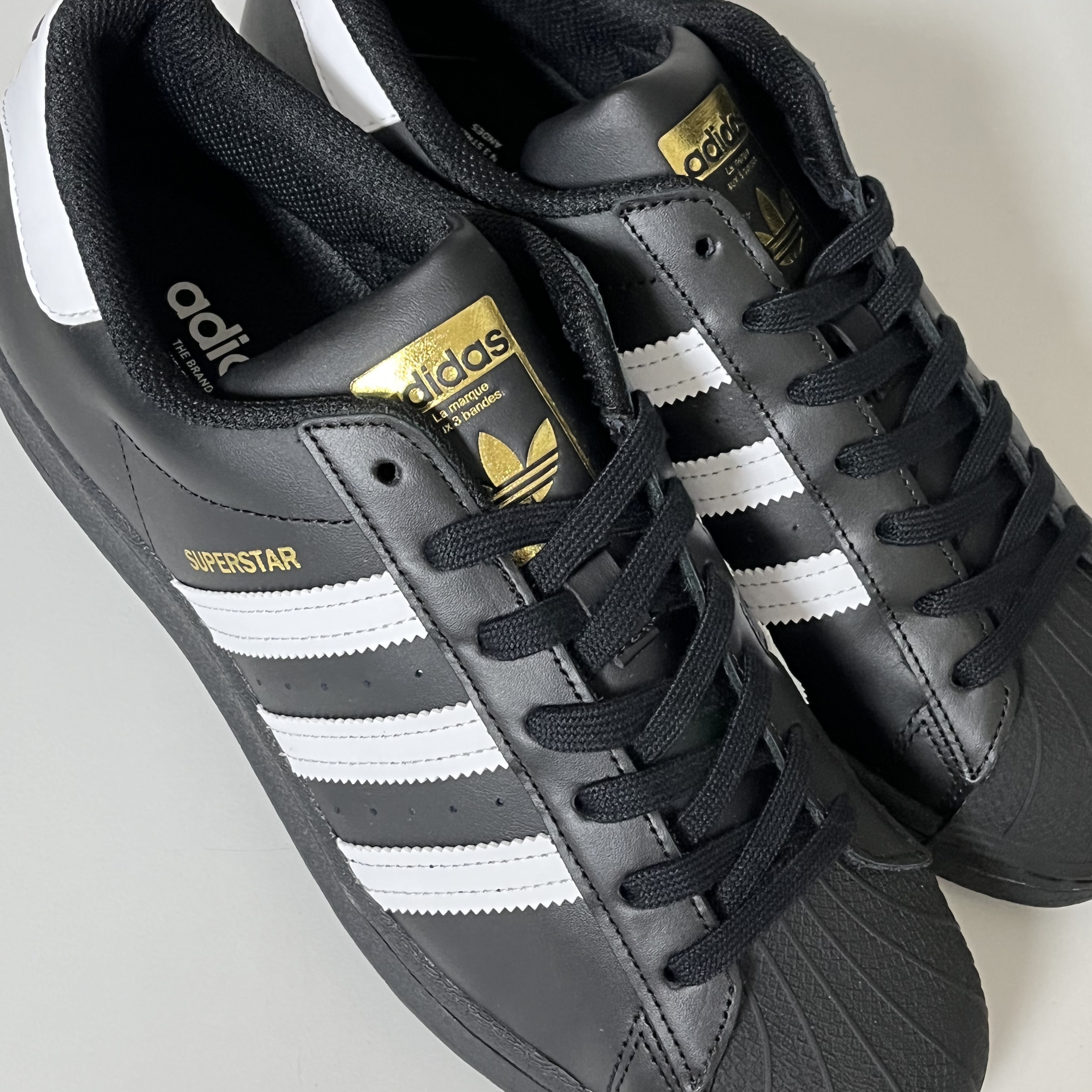 Adidas Superstar Core Black White 착용 스타일 - 2