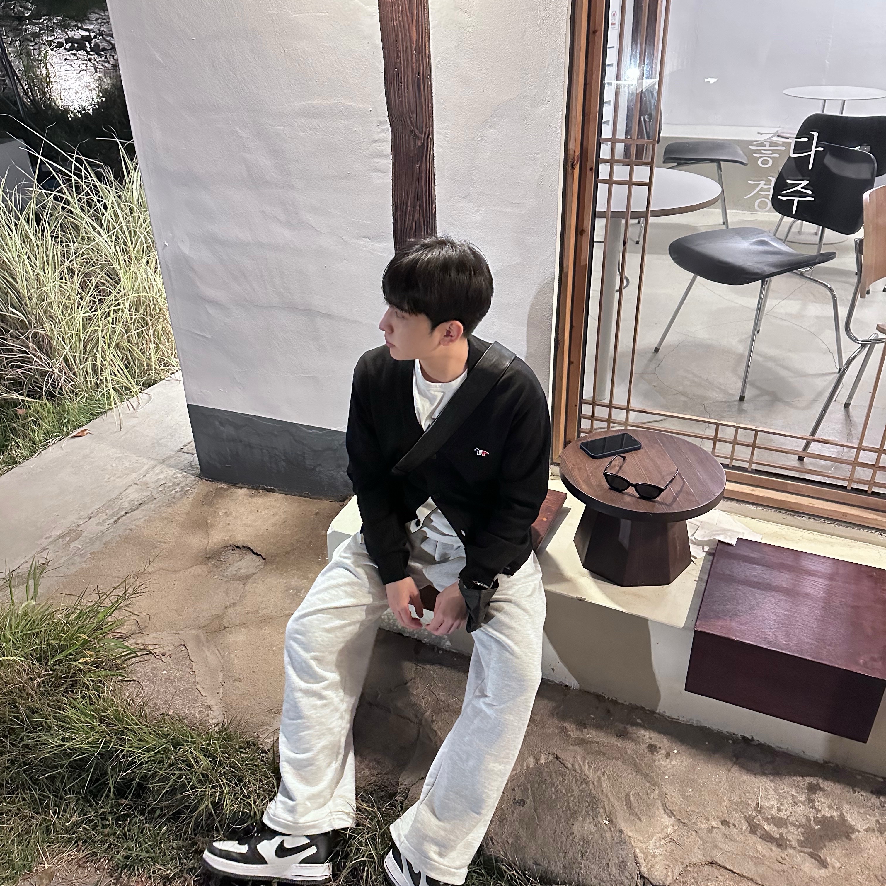 Maison Kitsune Tricolor Fox Patch Classic Cardigan Navy, Nike x Stussy Air Force 1 '07 Mid SP Black and Light Bone 착용 스타일