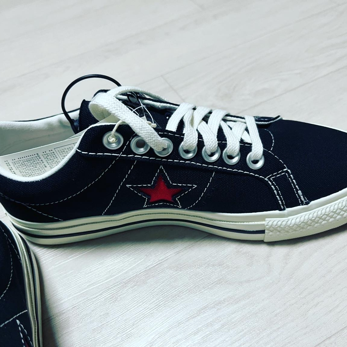 Converse x Play Comme des Garcons One Star Ox Black 착용 스타일 - 2
