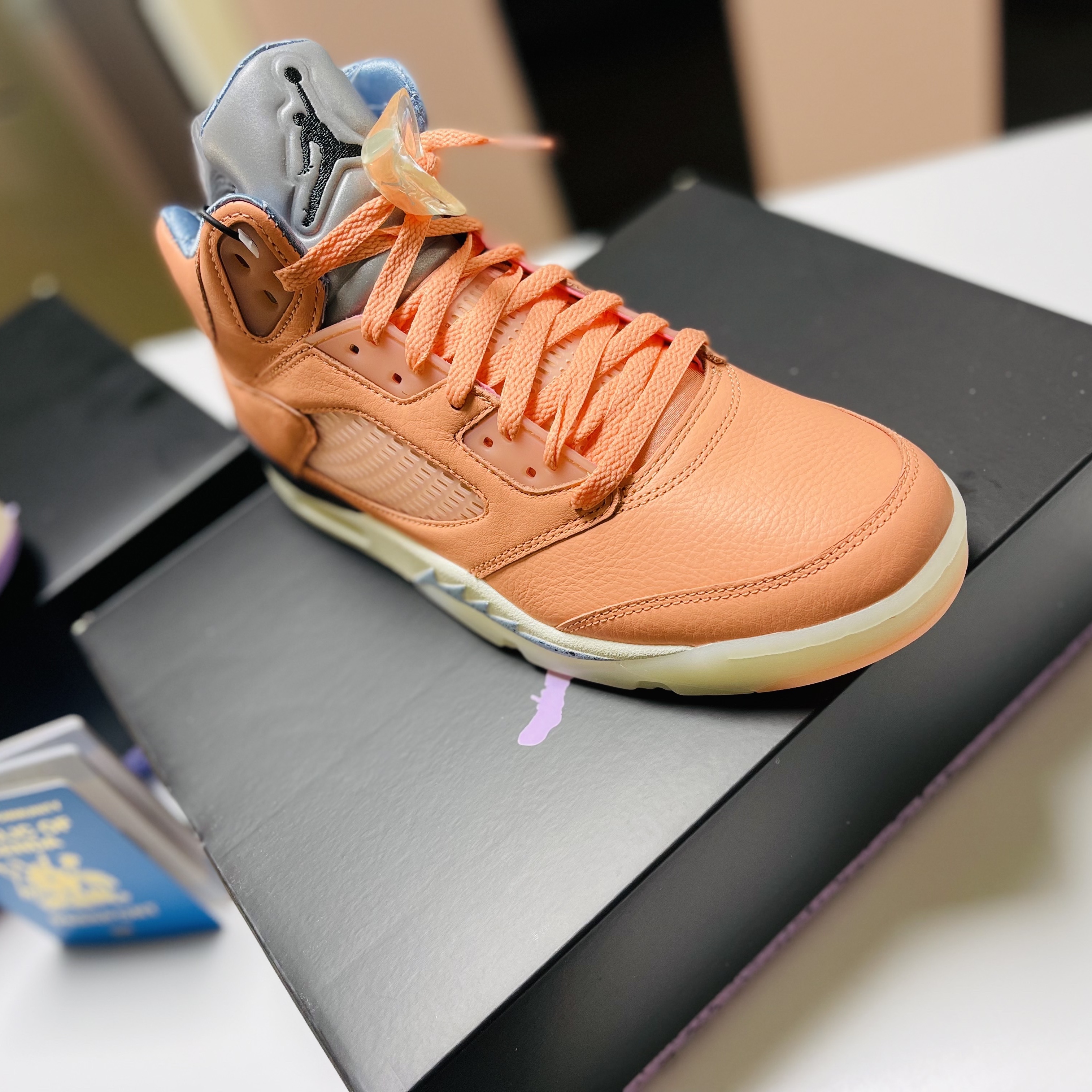 Jordan 5 x DJ Khaled Retro SP Sail Washed Yellow, Jordan 5 x DJ Khaled Retro SP Crimsson Bliss 착용 스타일 - 4