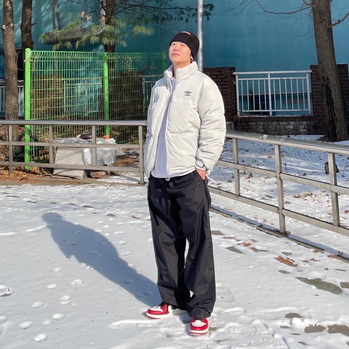 Jordan 1 Retro High OG Chicago 2022, Supreme Script Logo Beanie Black - 21FW 착용 스타일 - 1