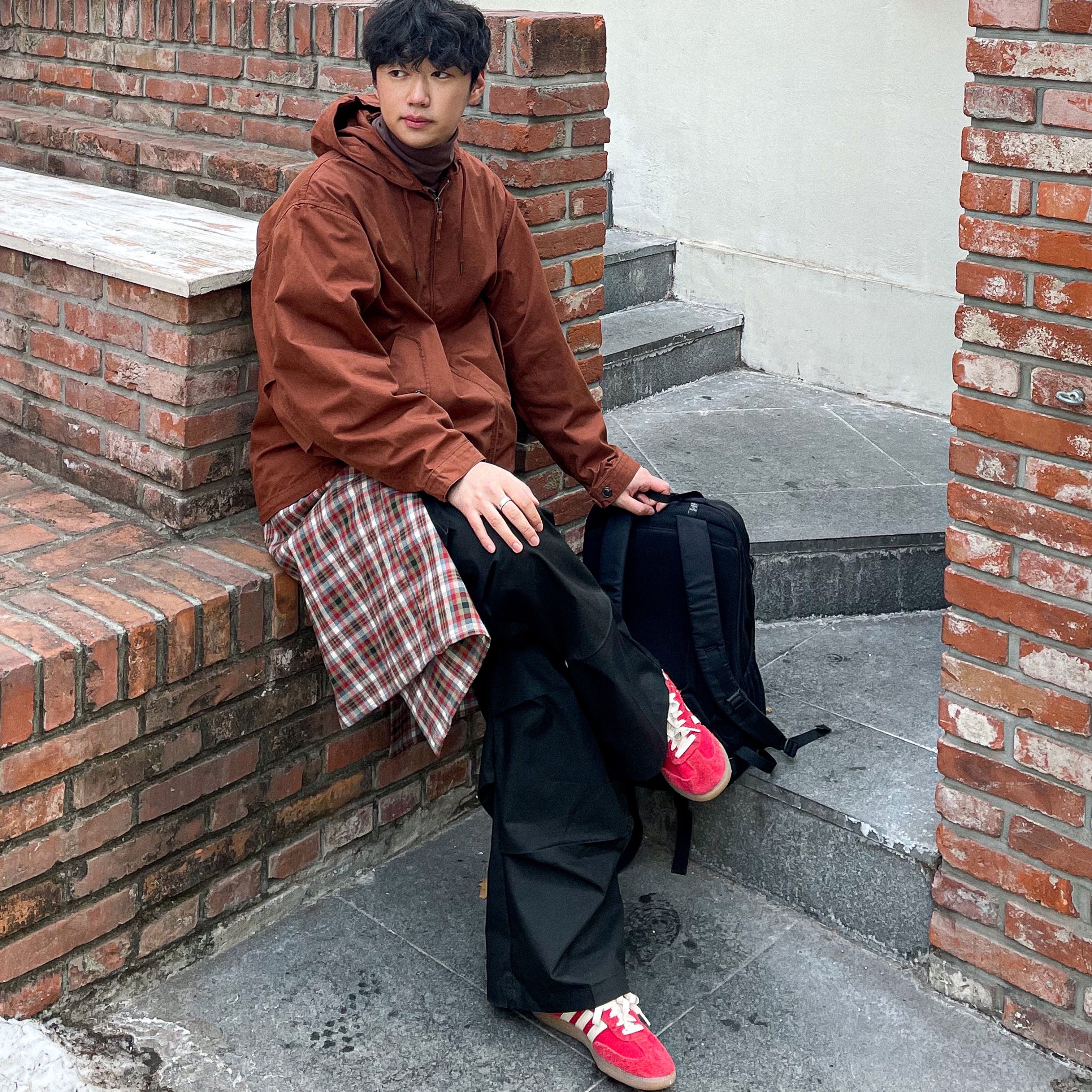 Adidas x Wales Bonner Samba Collegiate Orange, Arc'teryx Mantis 32 Backpack Black 착용 스타일 - 1