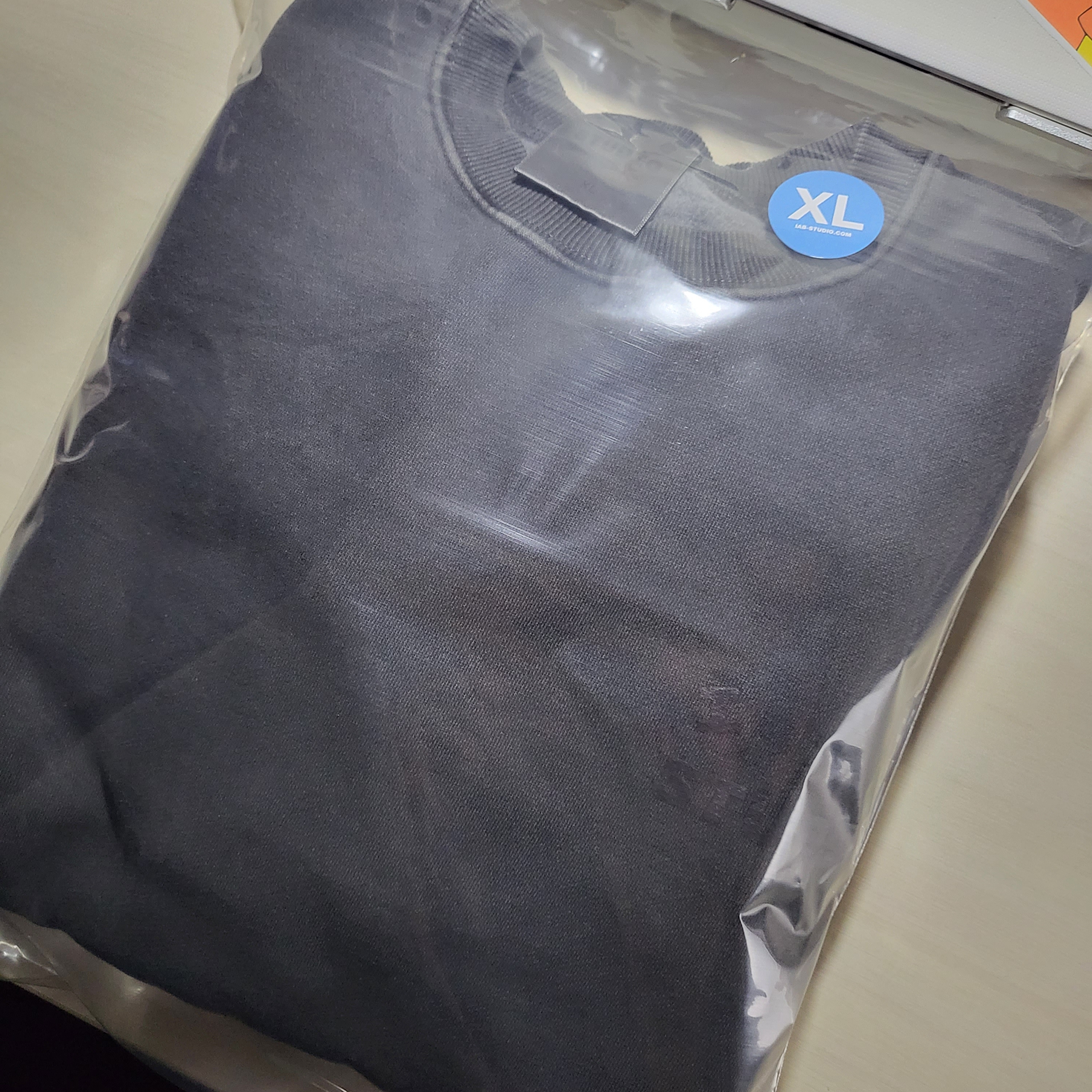 IAB Studio Pigment Sweatshirt & Mini Bag Black 착용 스타일 - 1