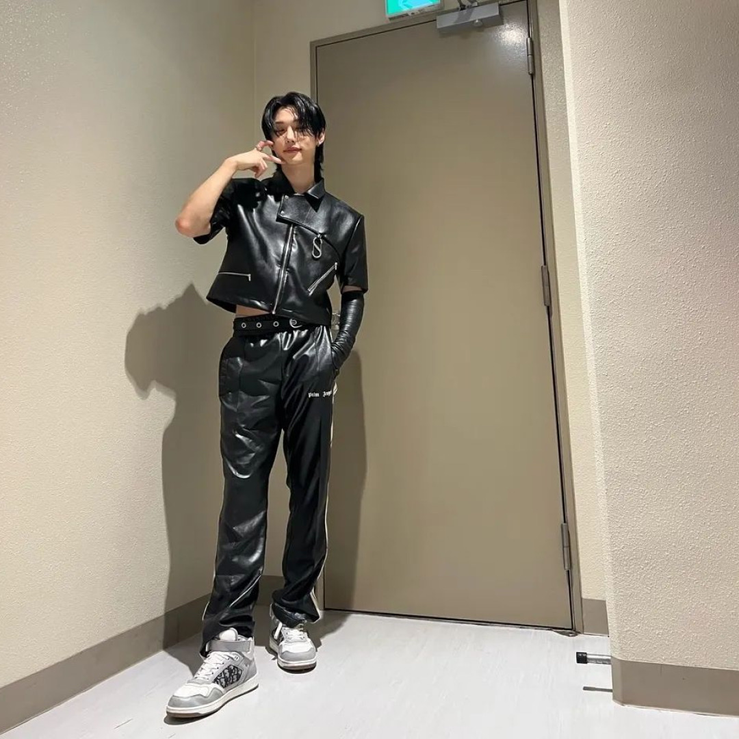 Dior B27 Mid-Top Sneakers Gray 착용 스타일 - 2