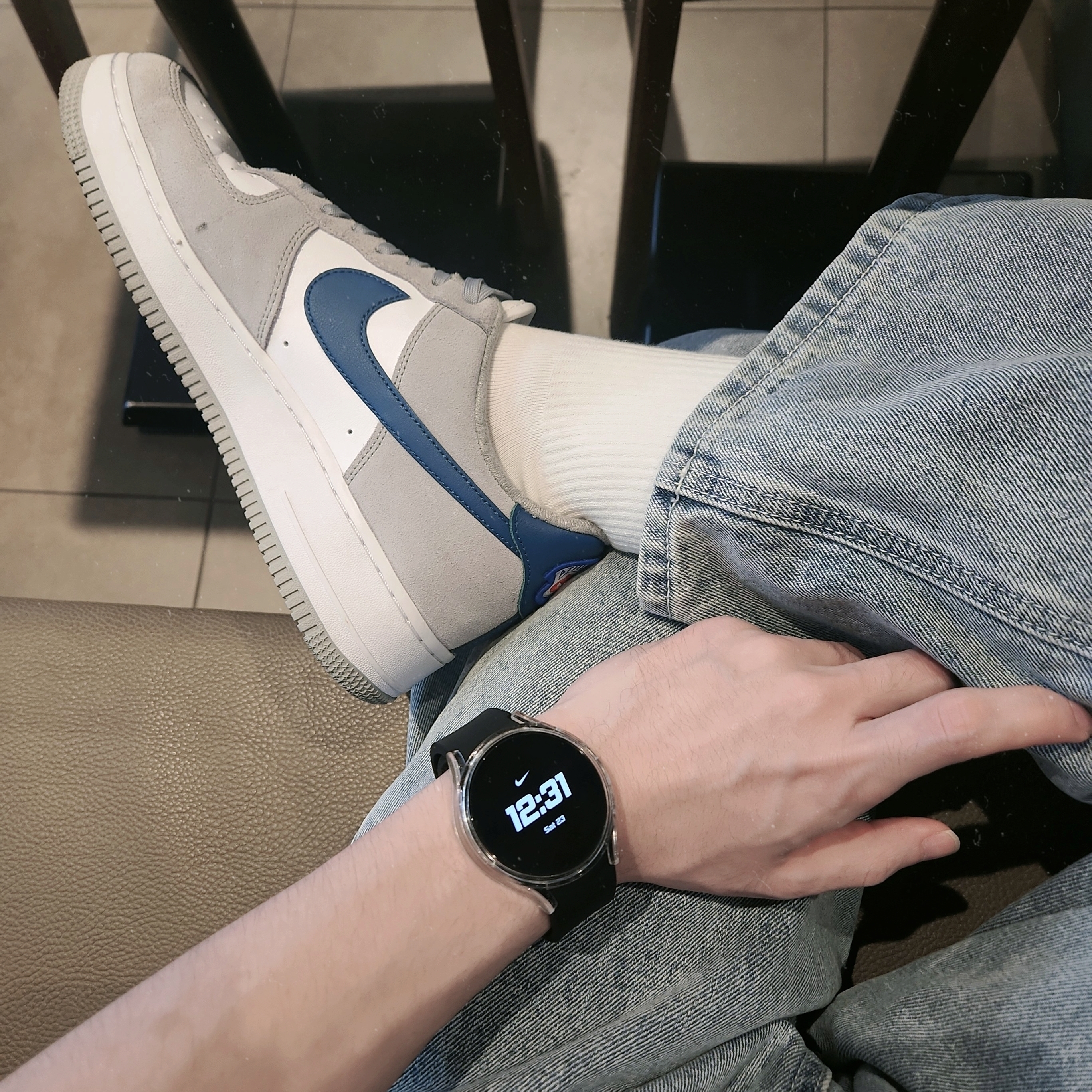 Nike Air Force 1 '07 LV8 Athletic Club Light Smoke Grey Marina 착용 스타일