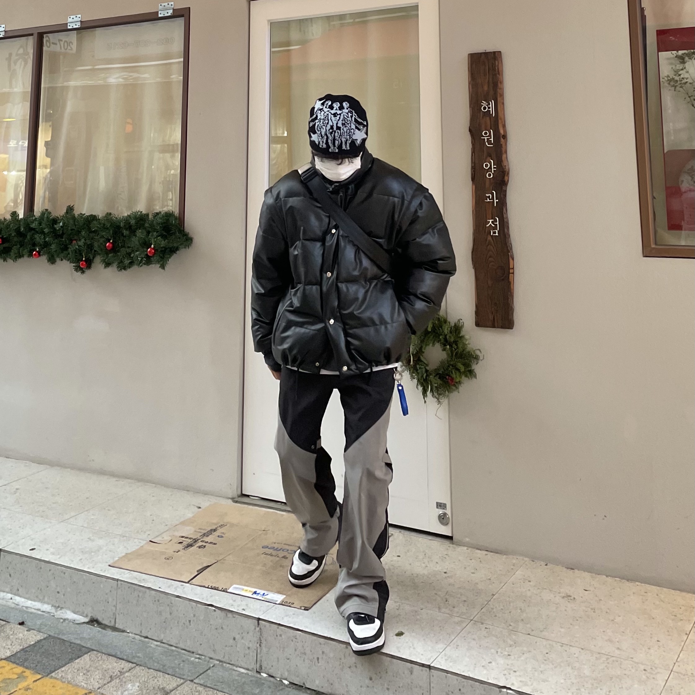 Nike x Stussy Air Force 1 '07 Mid SP Black and Light Bone 착용 스타일 - 2