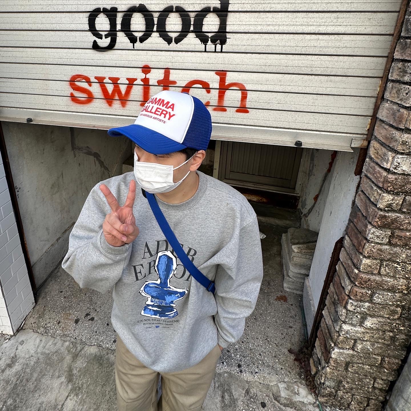 Ader Error Portrait Trophy Logo Sweatshirt Grey 착용 스타일