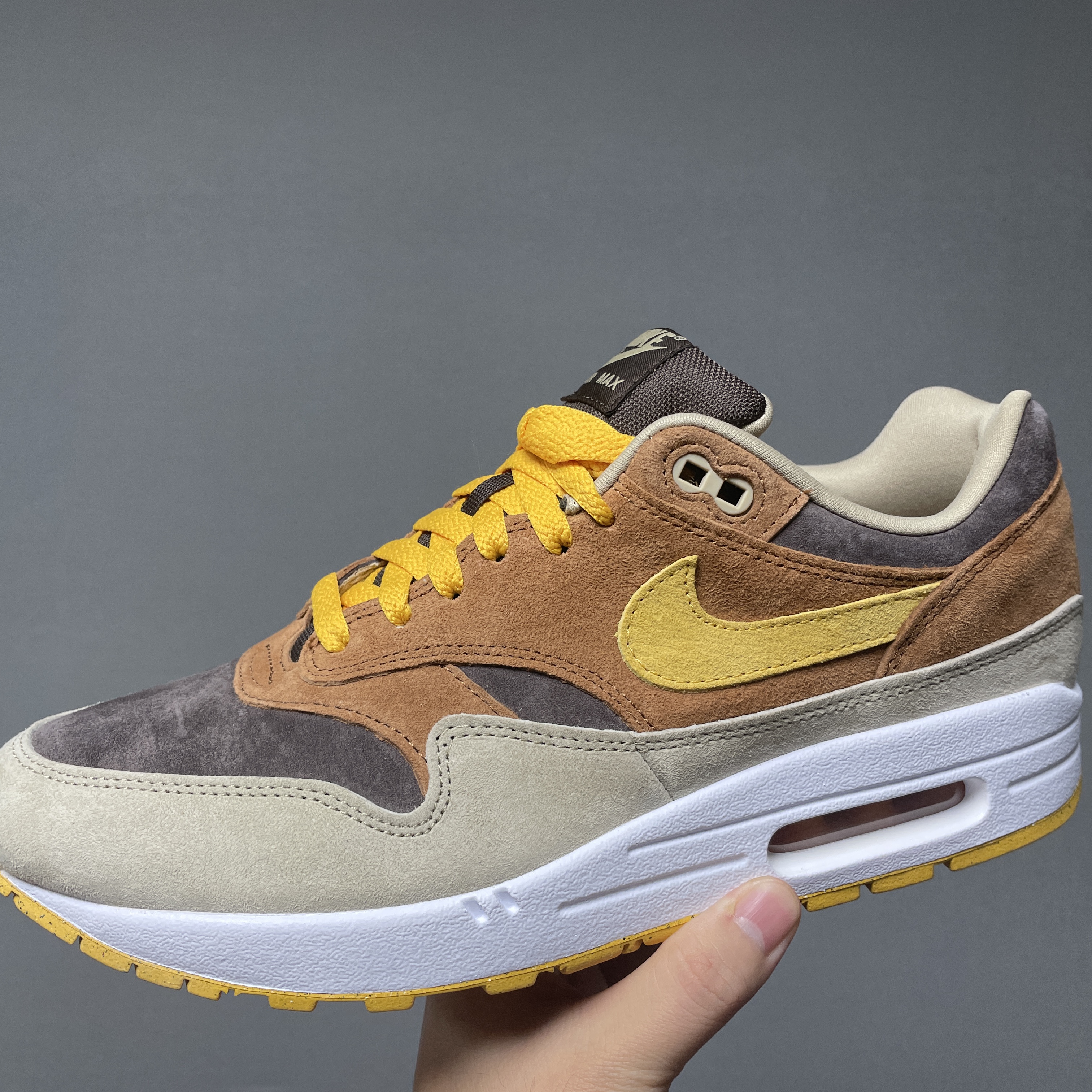 Nike Air Max 1 Premium Pecan and Yellow Ochre 착용 스타일 - 3