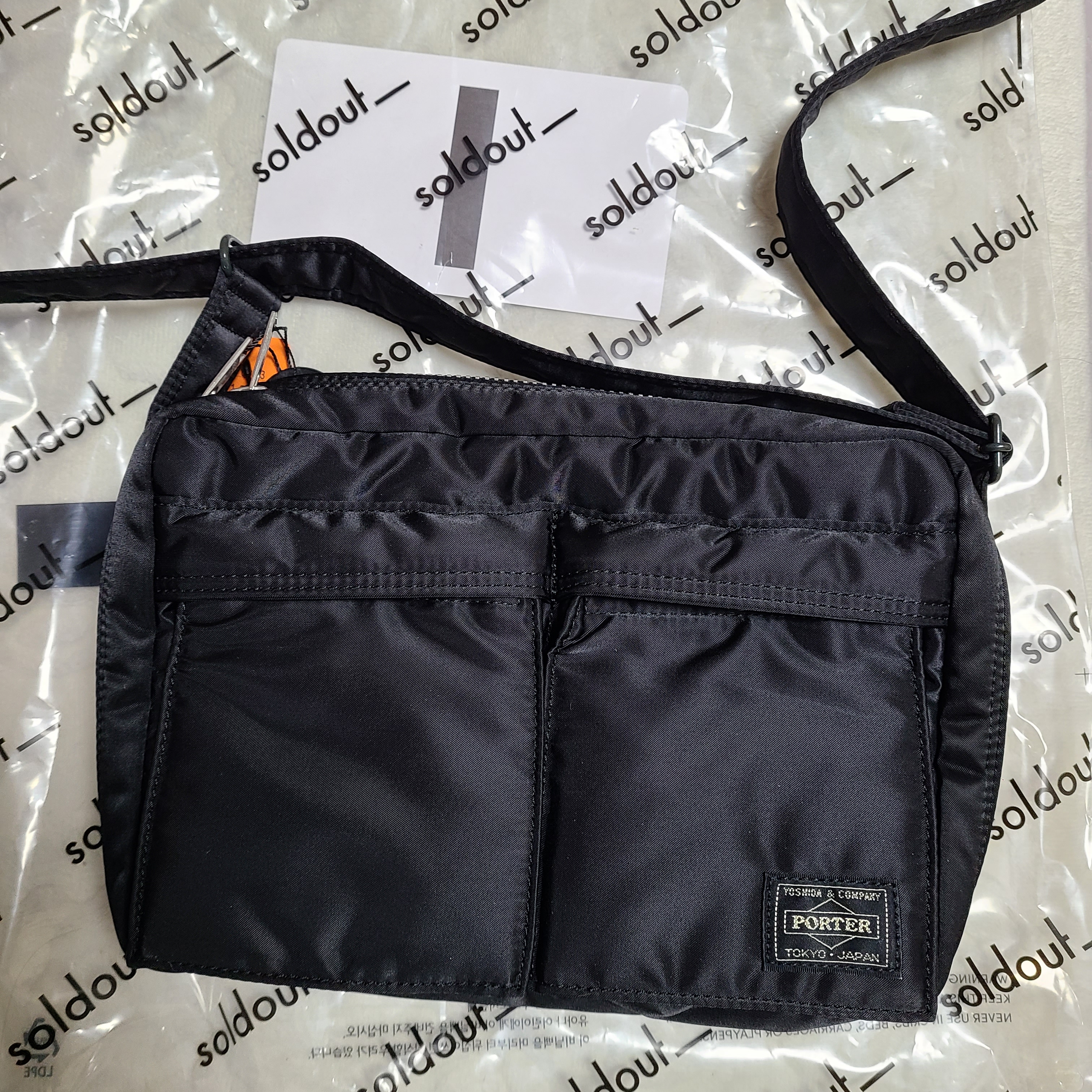 Porter Tanker Shoulder Bag S Black 착용 스타일