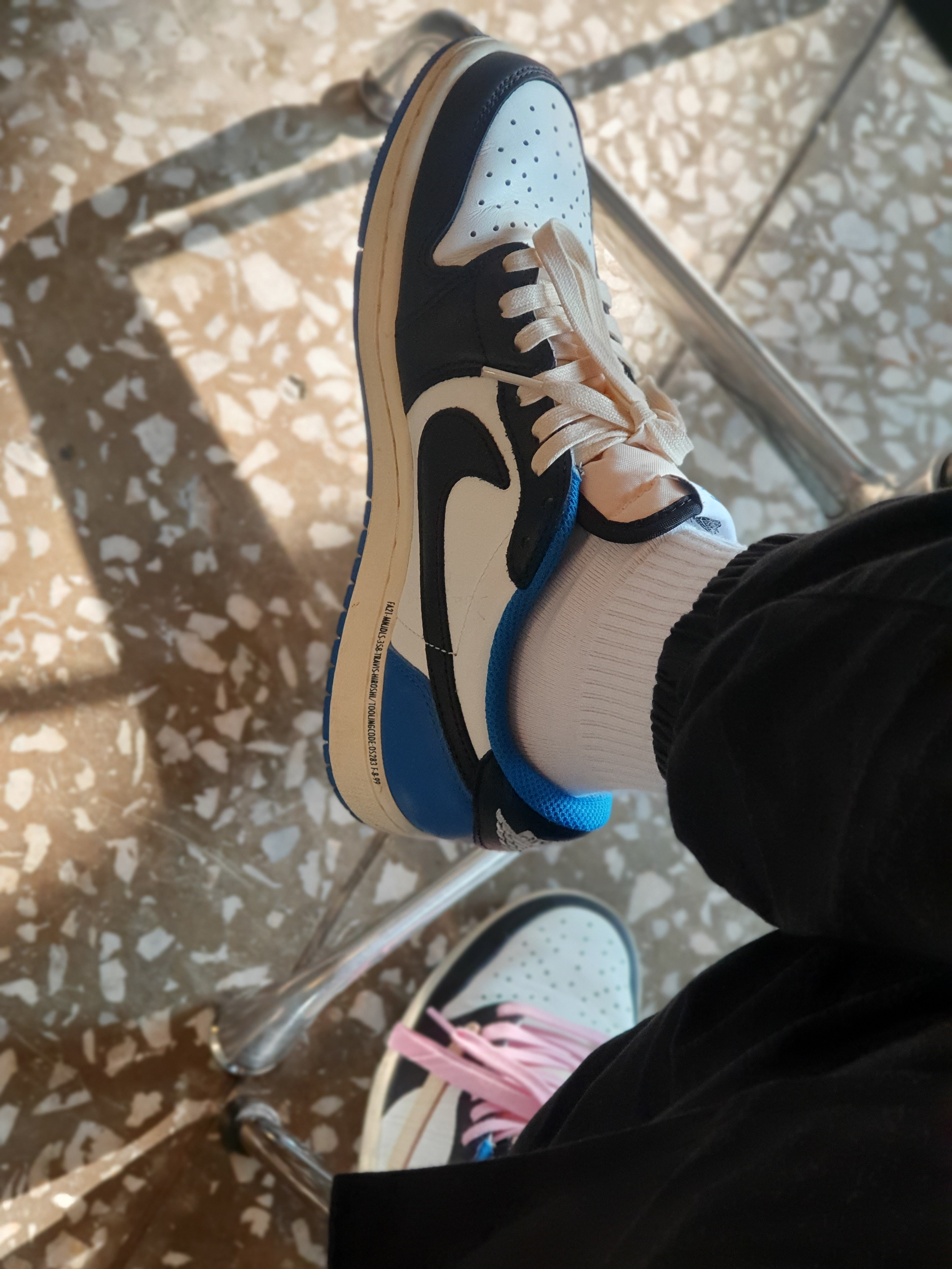 Jordan 1 x Travis Scott x Fragment Retro Low OG SP Military Blue 착용 스타일 - 3