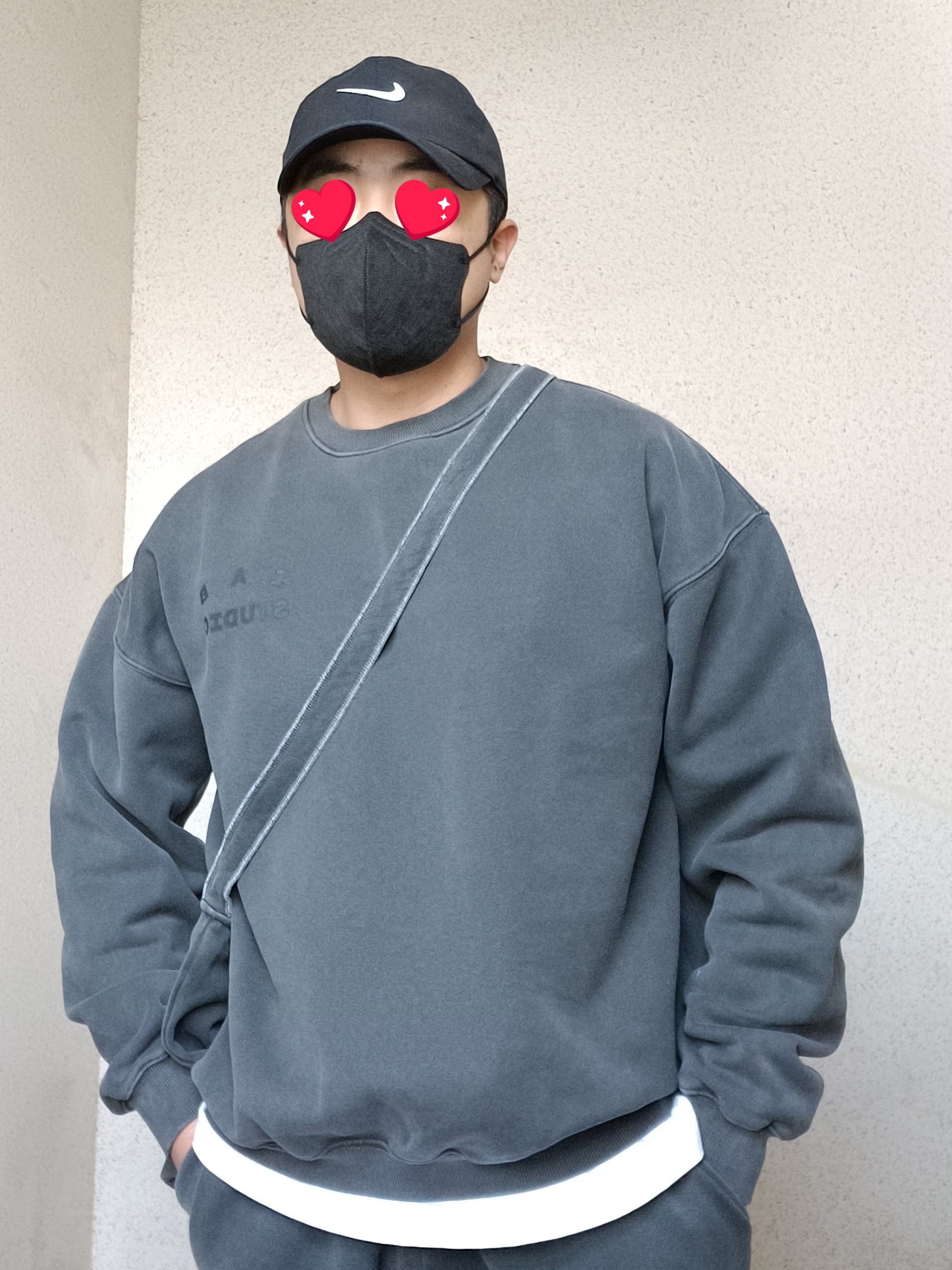 IAB Studio Pigment Sweatshirt & Mini Bag Black 착용 스타일