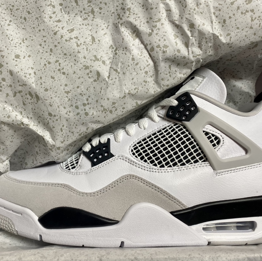 Jordan 4 Retro White and Black 착용 스타일