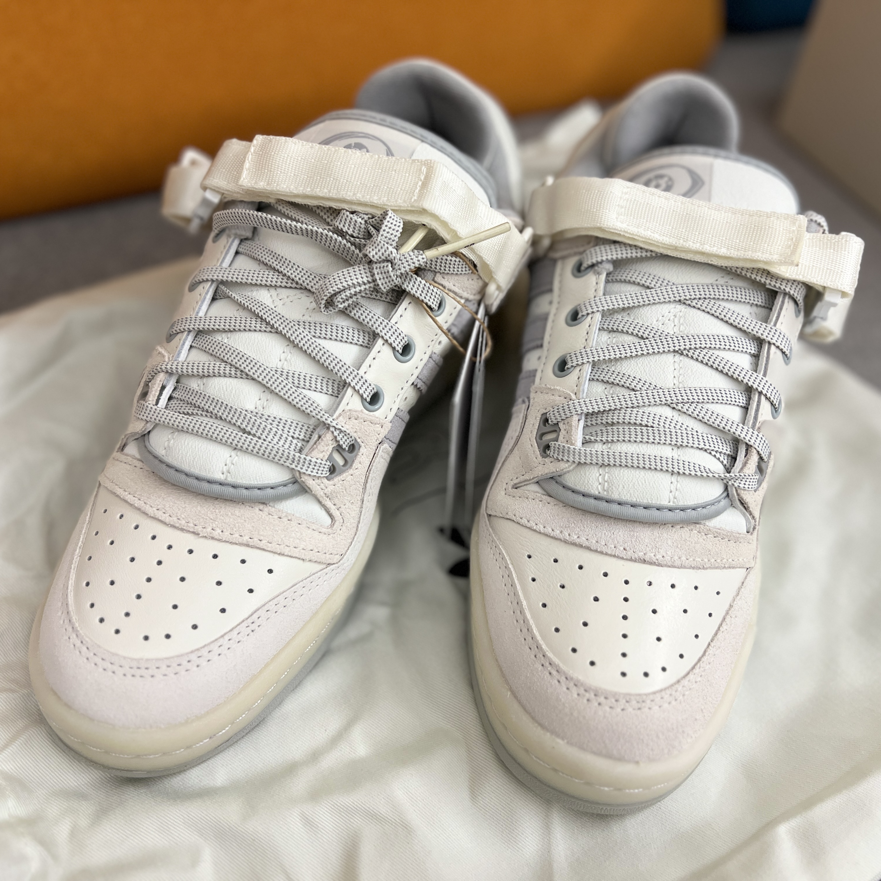 Adidas x Bad Bunny Forum Low Cloud White Clear Onix 착용 스타일 - 1