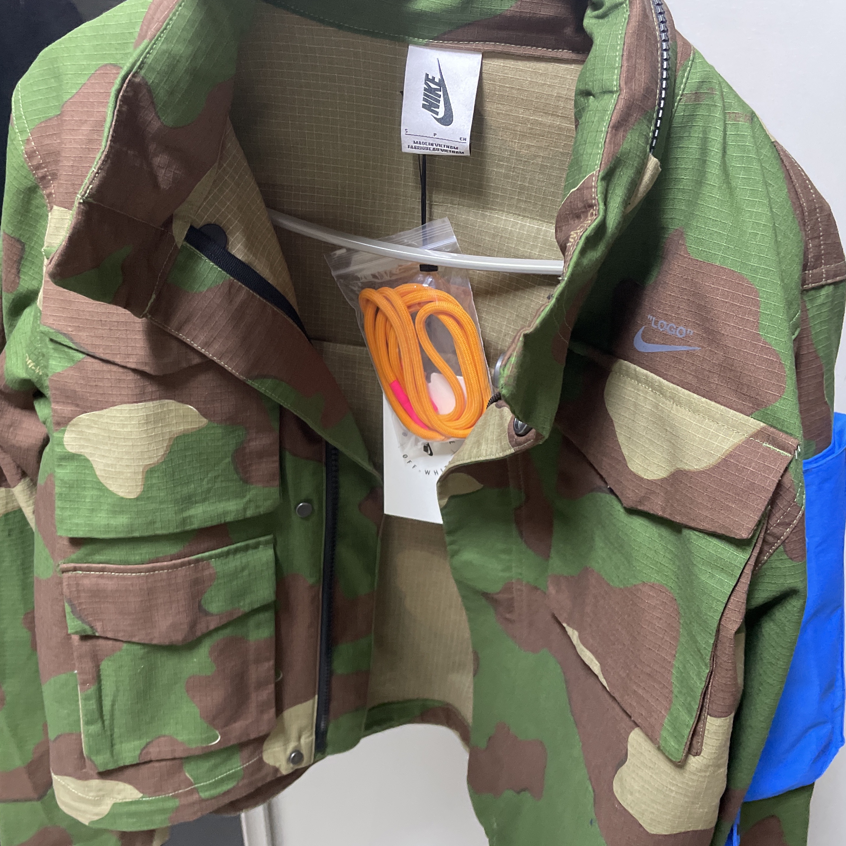 (W) Nike x Off-White NRG #27 AOP Jacket Palm Green 착용 스타일 - 2