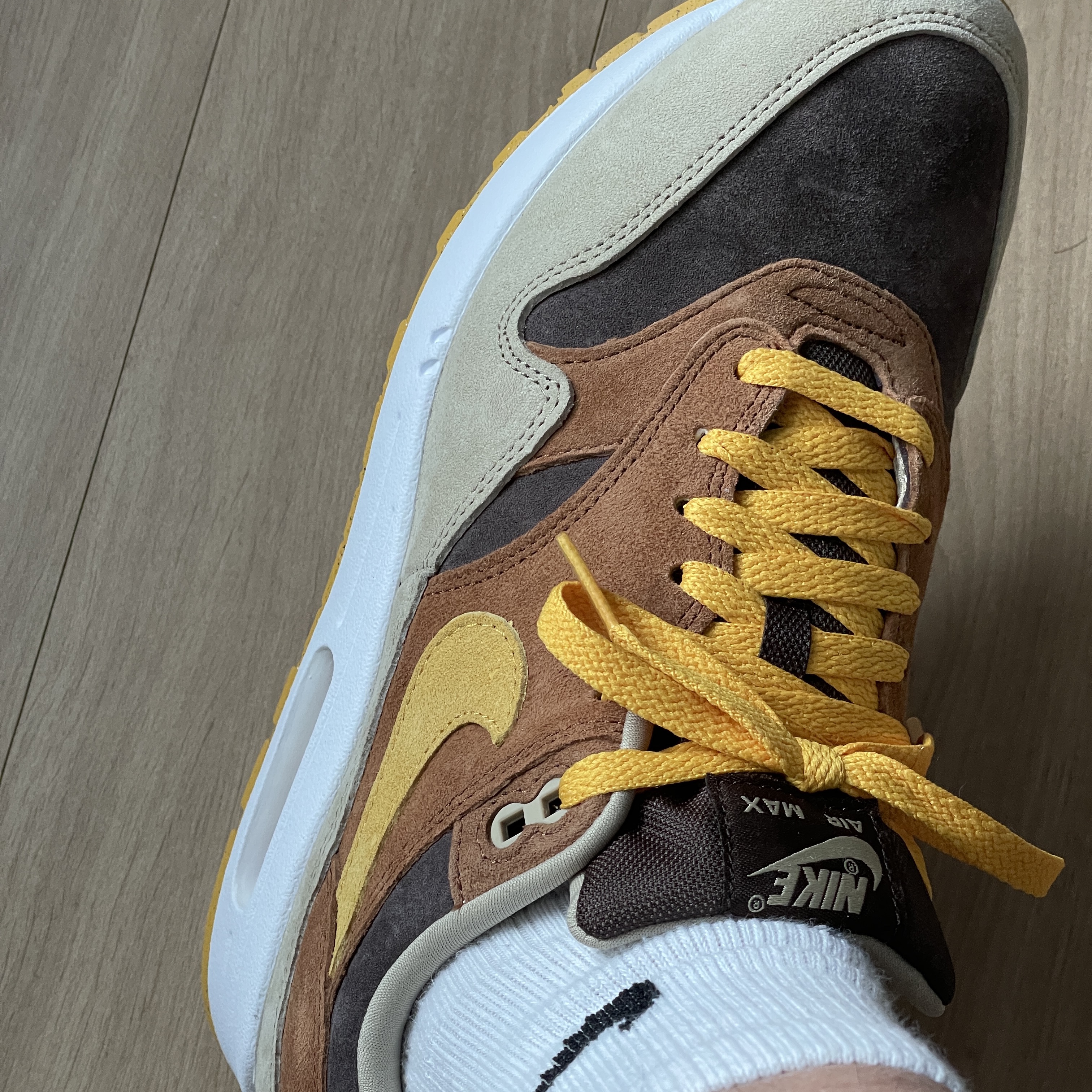 Nike Air Max 1 Premium Pecan and Yellow Ochre 착용 스타일 - 4
