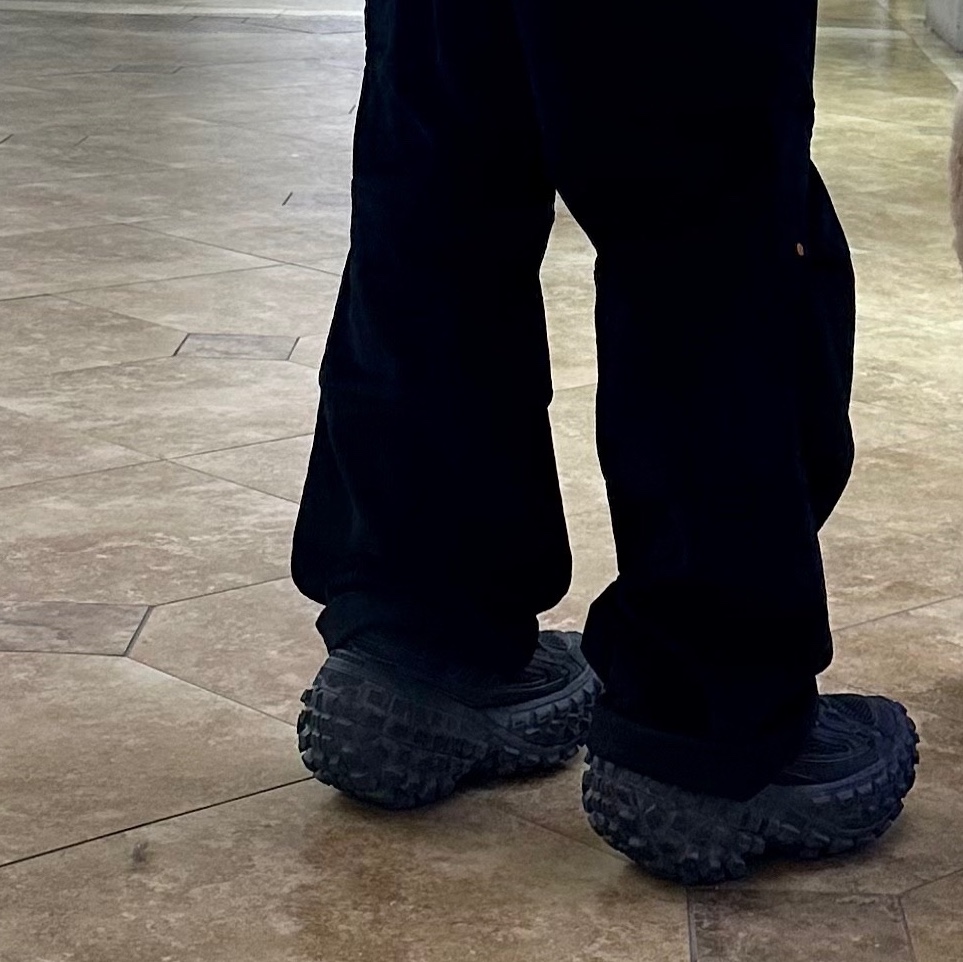 Balenciaga Defender Sneakers Black 착용 스타일 - 2