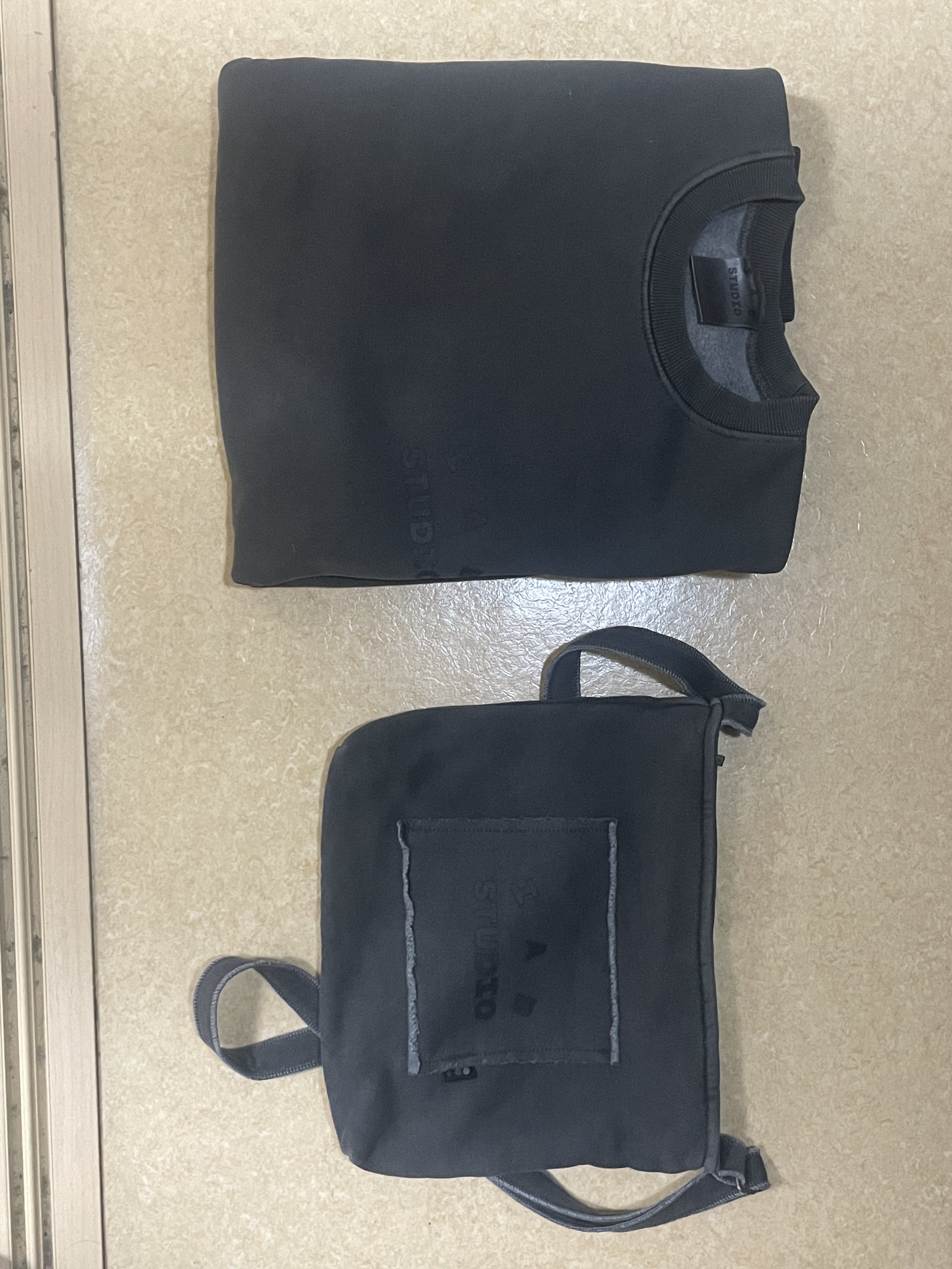 IAB Studio Pigment Sweatshirt & Mini Bag Black 착용 스타일