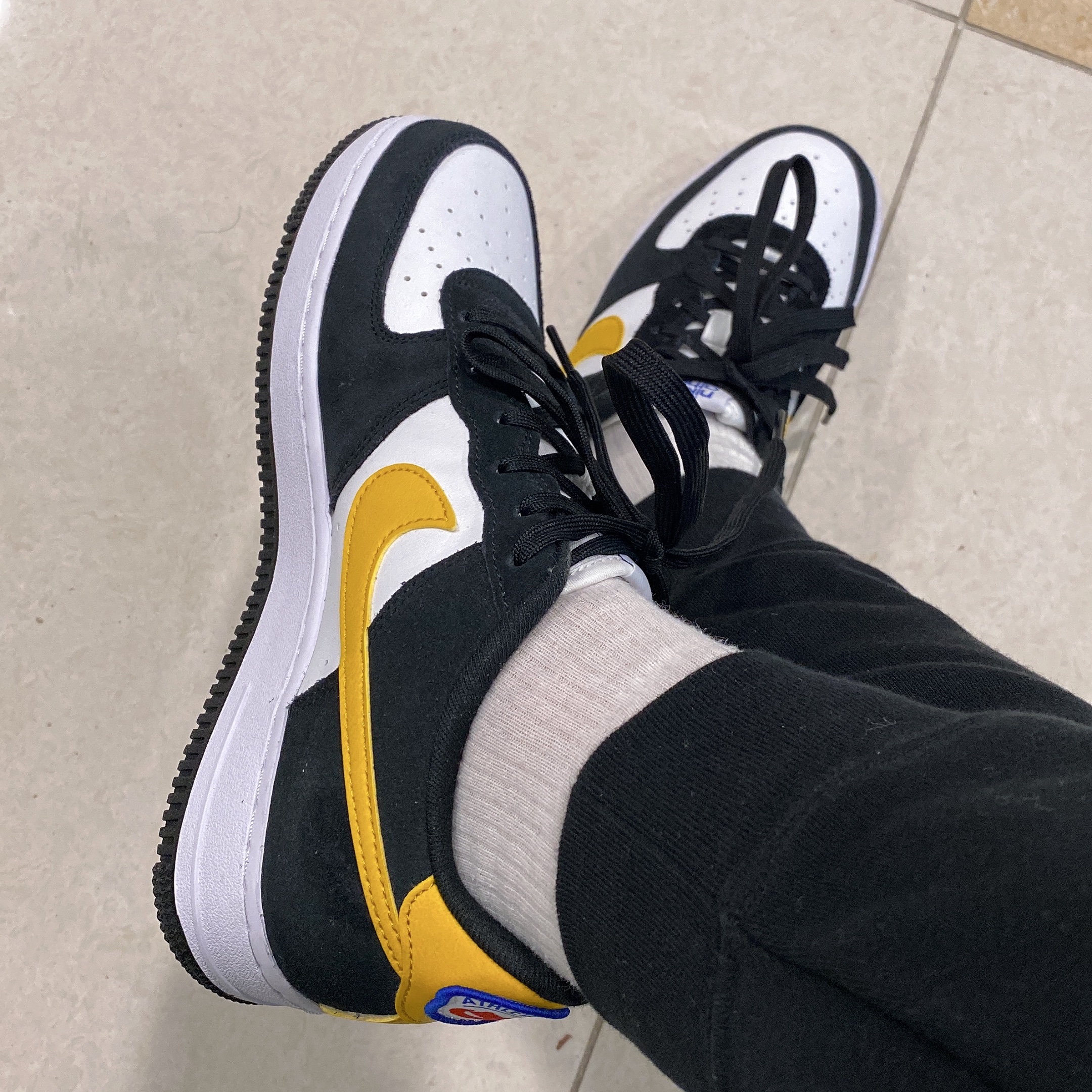 Nike Air Force 1 '07 LV8 Athletic Club Black Dark Sulfur 착용 스타일 - 2