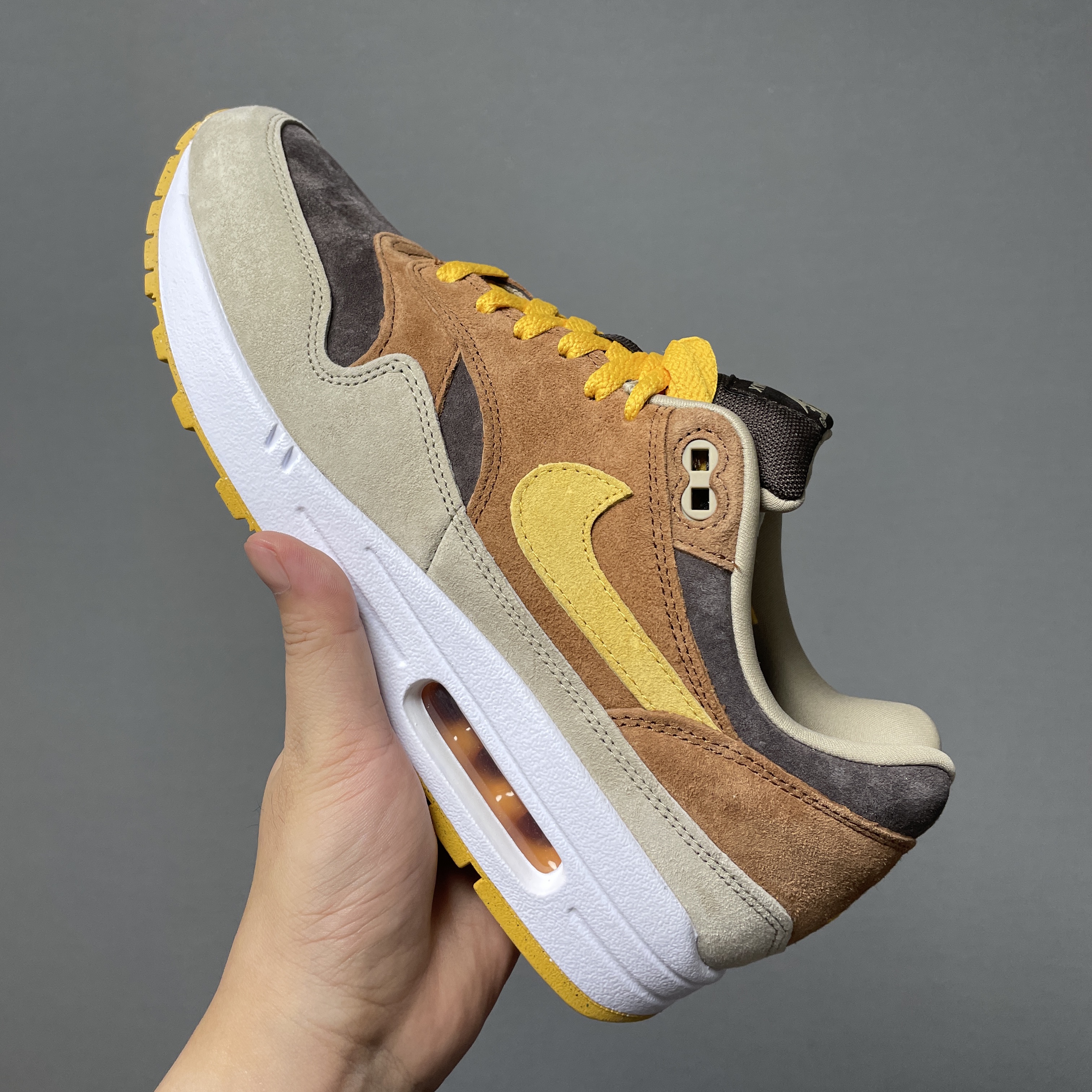 Nike Air Max 1 Premium Pecan and Yellow Ochre 착용 스타일 - 1