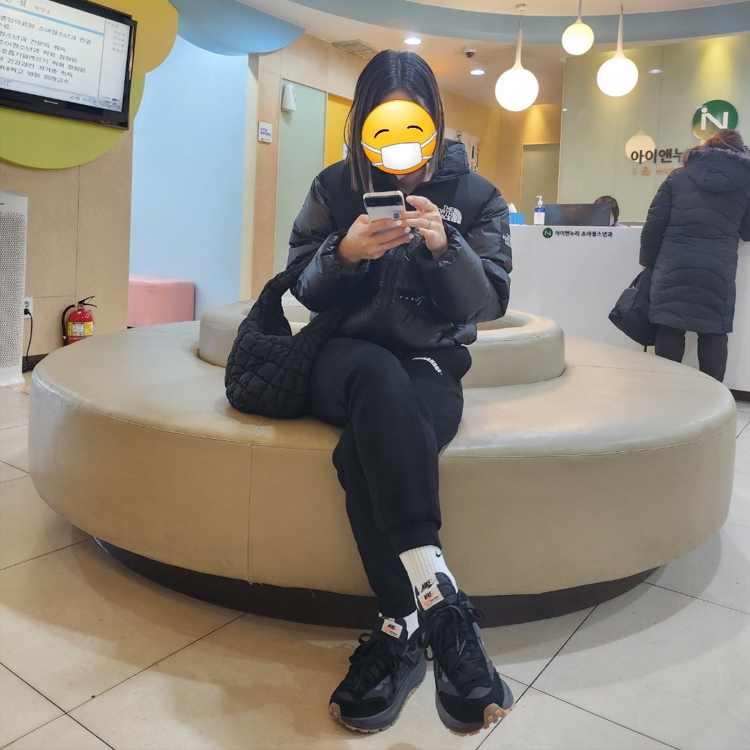 Nike x Sacai VaporWaffle Black and Gum, (W) The North Face White Label Novelty Nuptse Down Jacket Black 착용 스타일