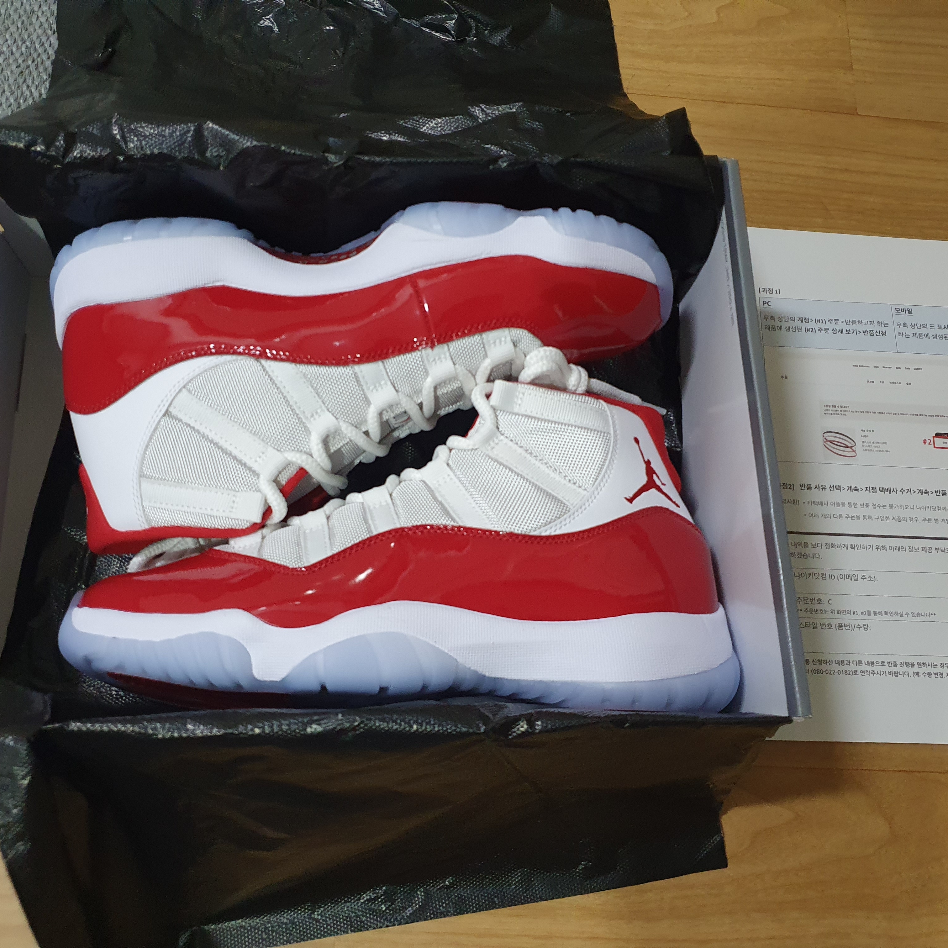 Jordan 11 Retro Varsity Red 착용 스타일