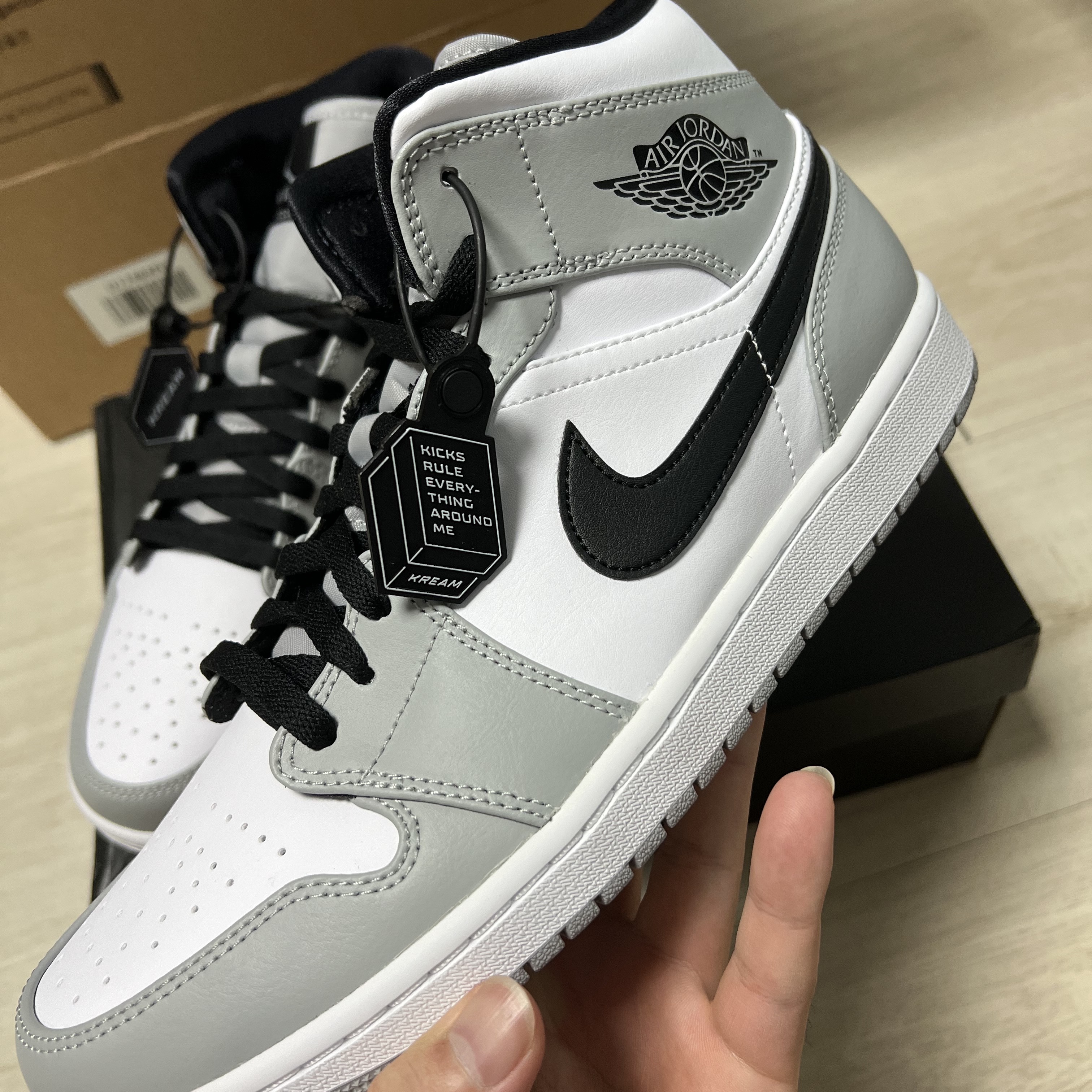Jordan 1 Mid Light Smoke Grey 착용 스타일