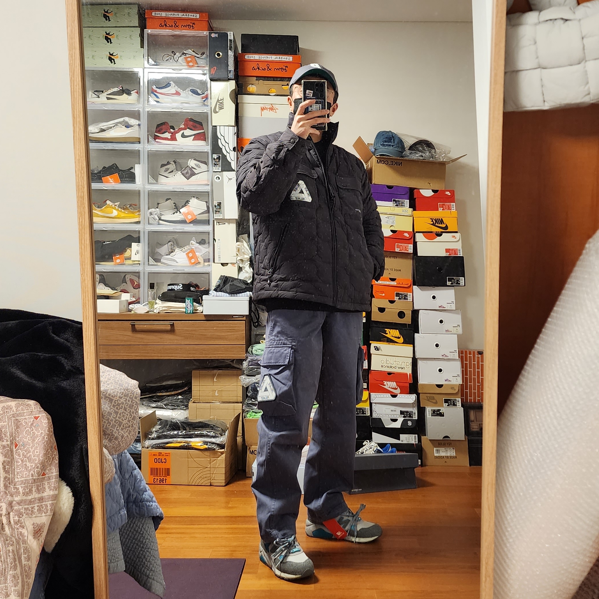 Palace Tri-Ferg Slub Crew Black - 22FW, Palace Pertex Work Down Jacket Black - 22FW 착용 스타일 - 1