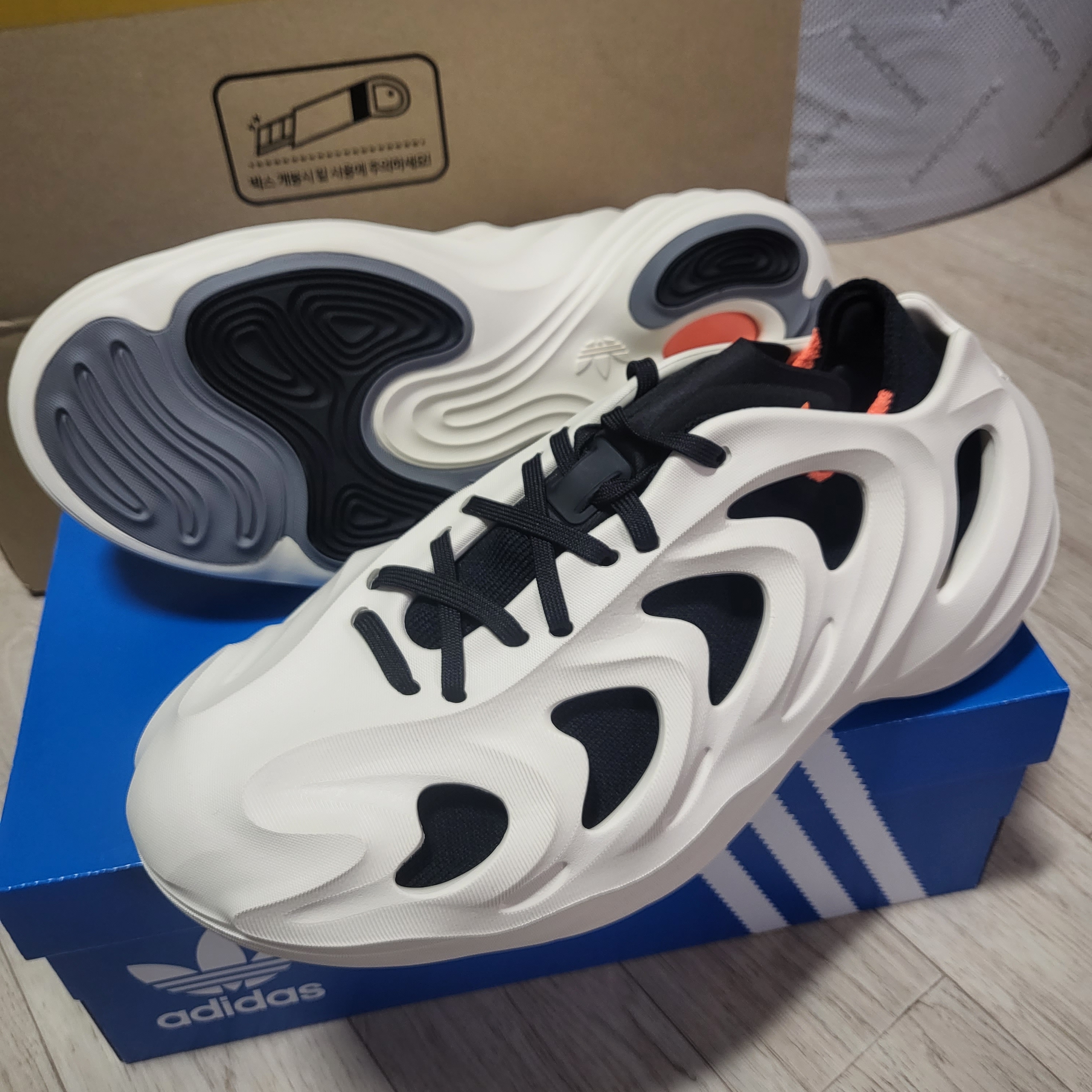 Adidas Adifom Q Wonder White Core Black 착용 스타일 - 1