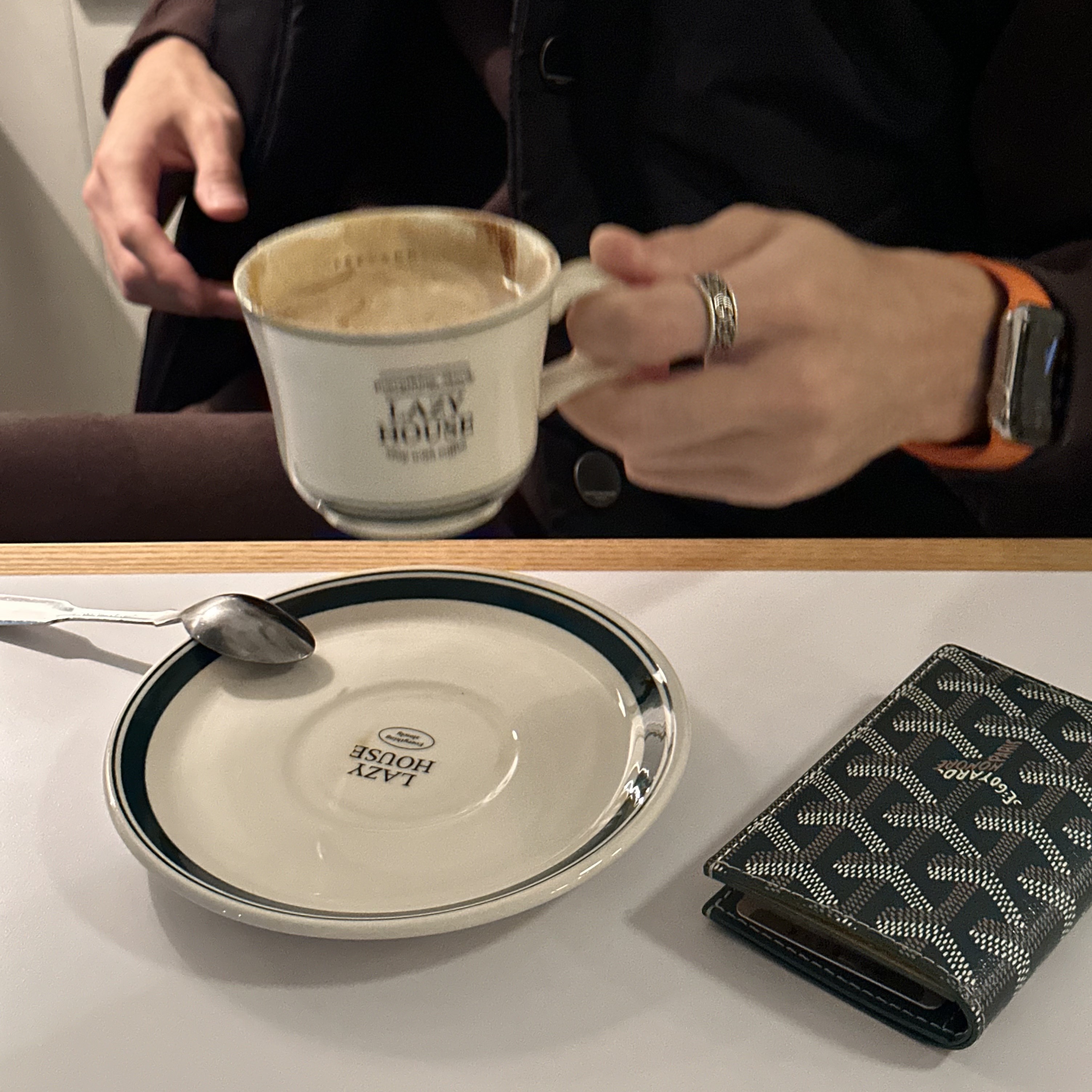Apple Watch Hermes Series 8 45mm Silver Stainless Steel Case with Single Tour Etoupe (Korean Ver.), Goyard Saint Pierre Card Holder Green 착용 스타일