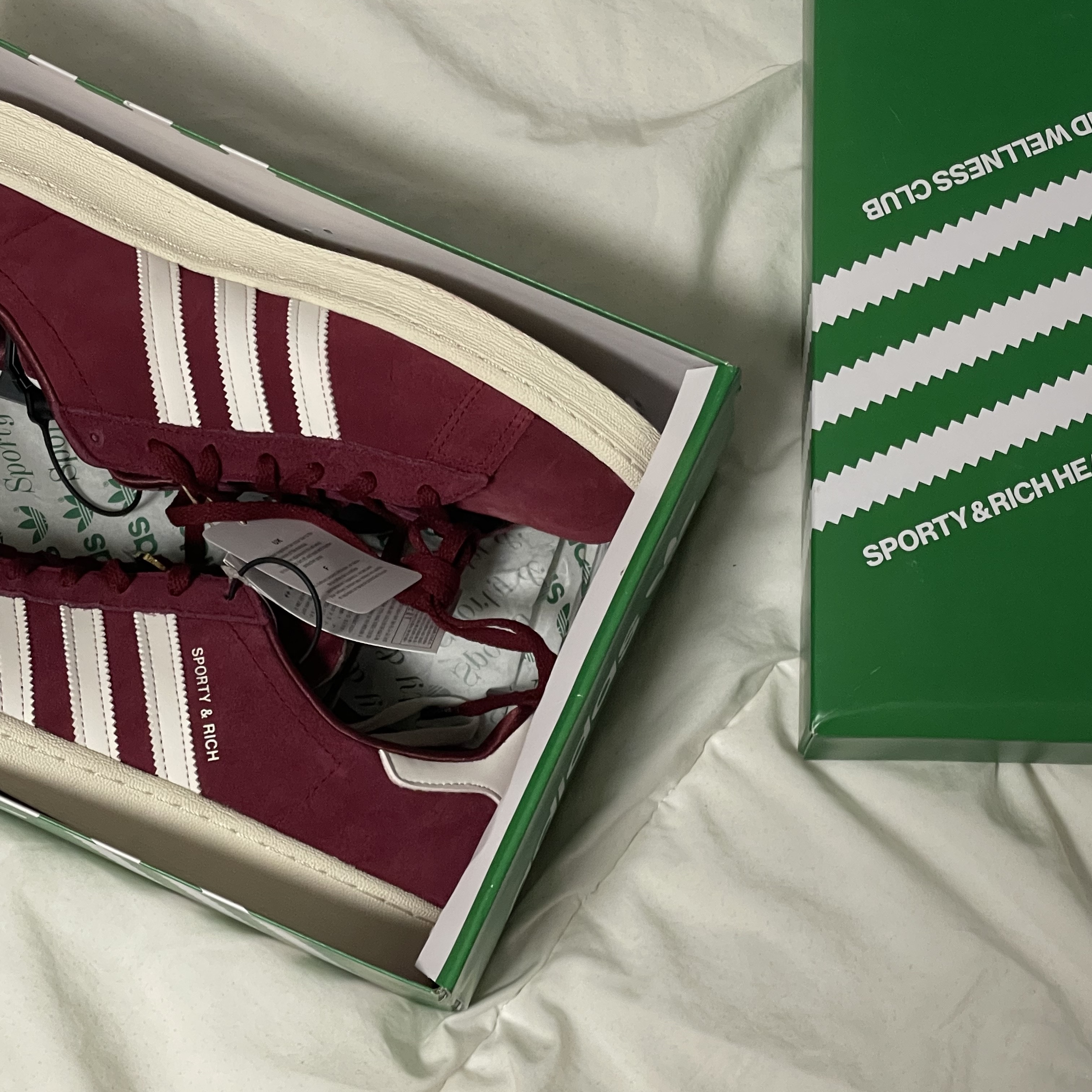Adidas x Sporty & Rich Campus 80s Collegiate Burgundy Chalk White 착용 스타일