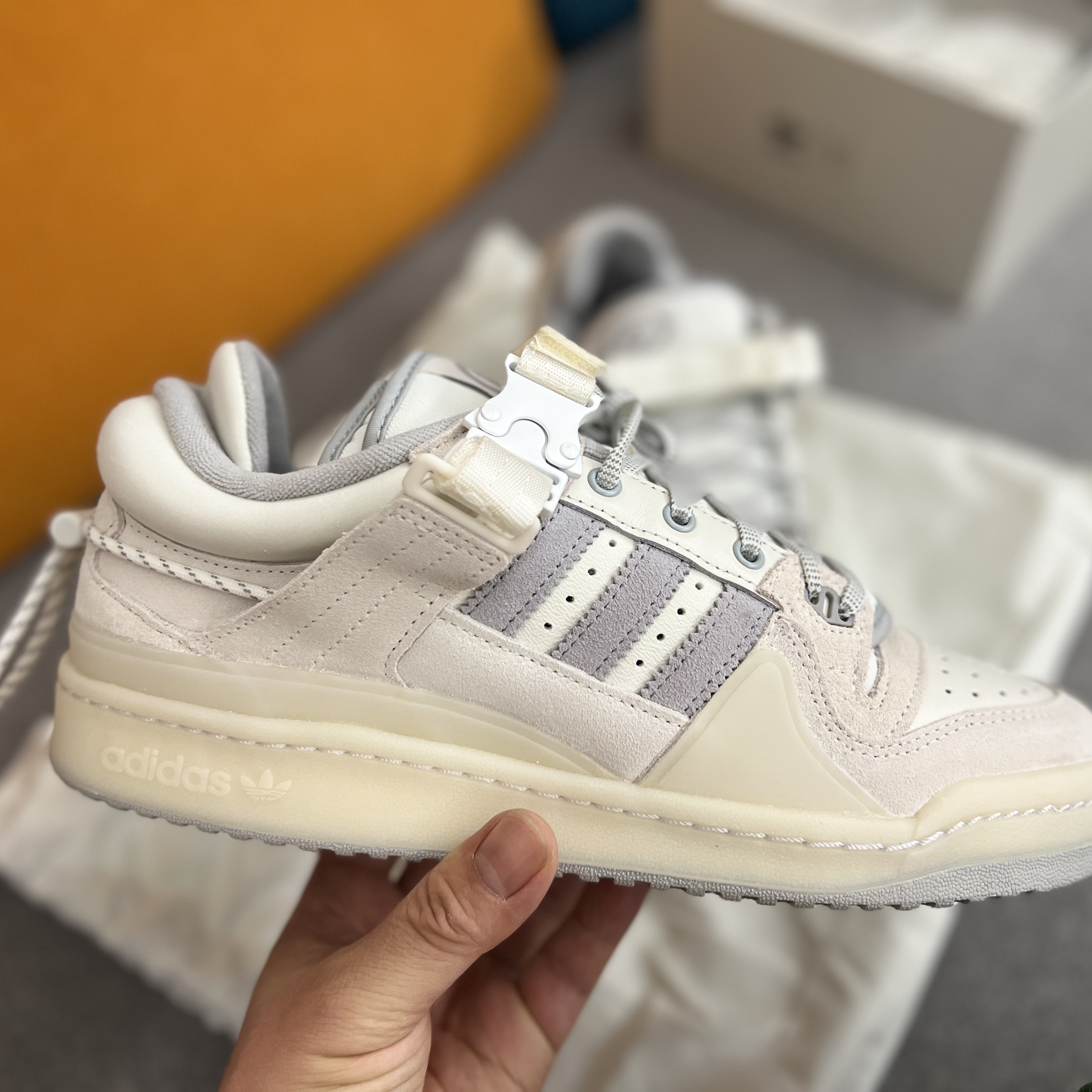 Adidas x Bad Bunny Forum Low Cloud White Clear Onix 착용 스타일 - 4