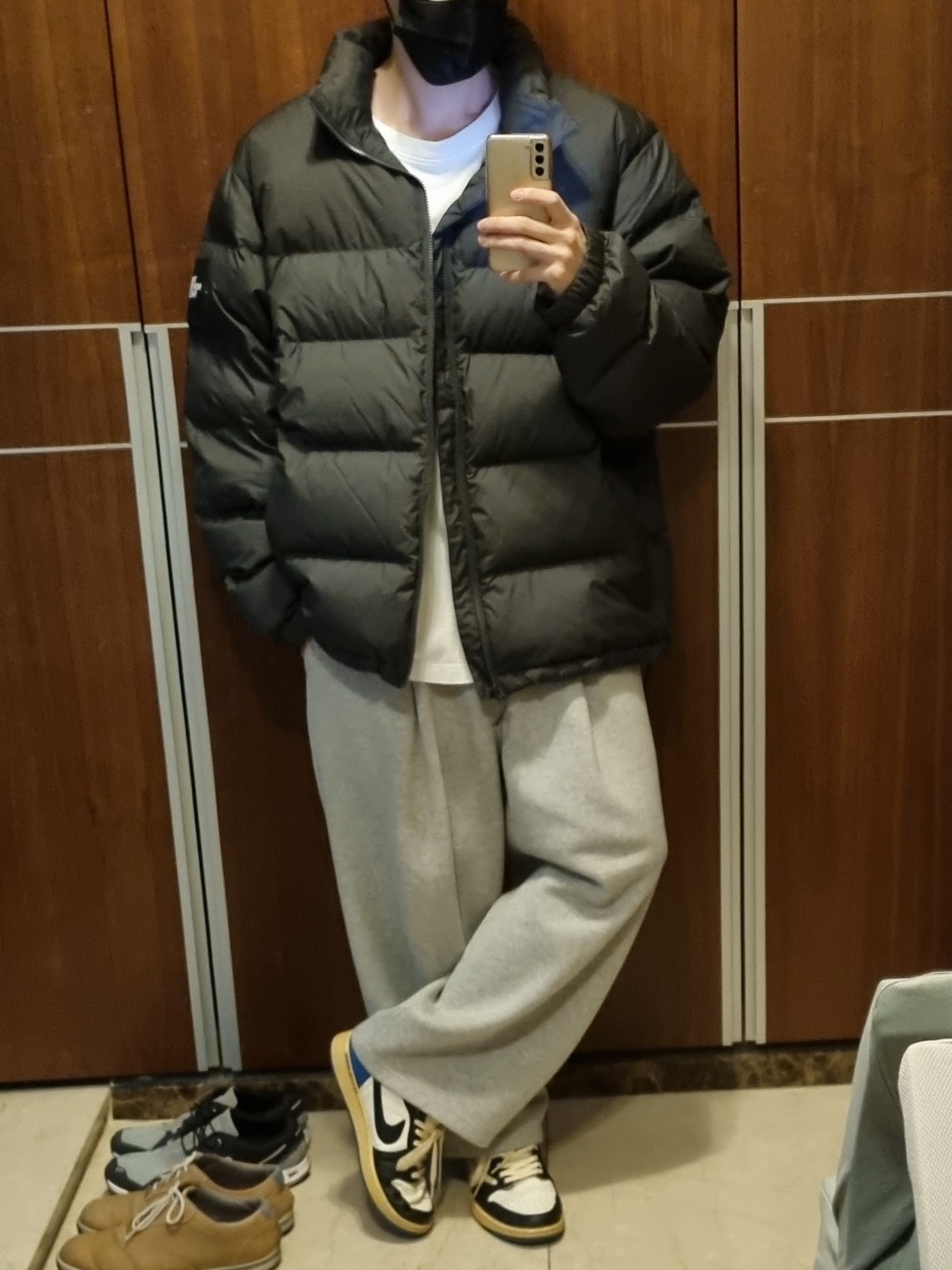 The North Face 1992 Nuptse Jacket Charcoal 착용 스타일