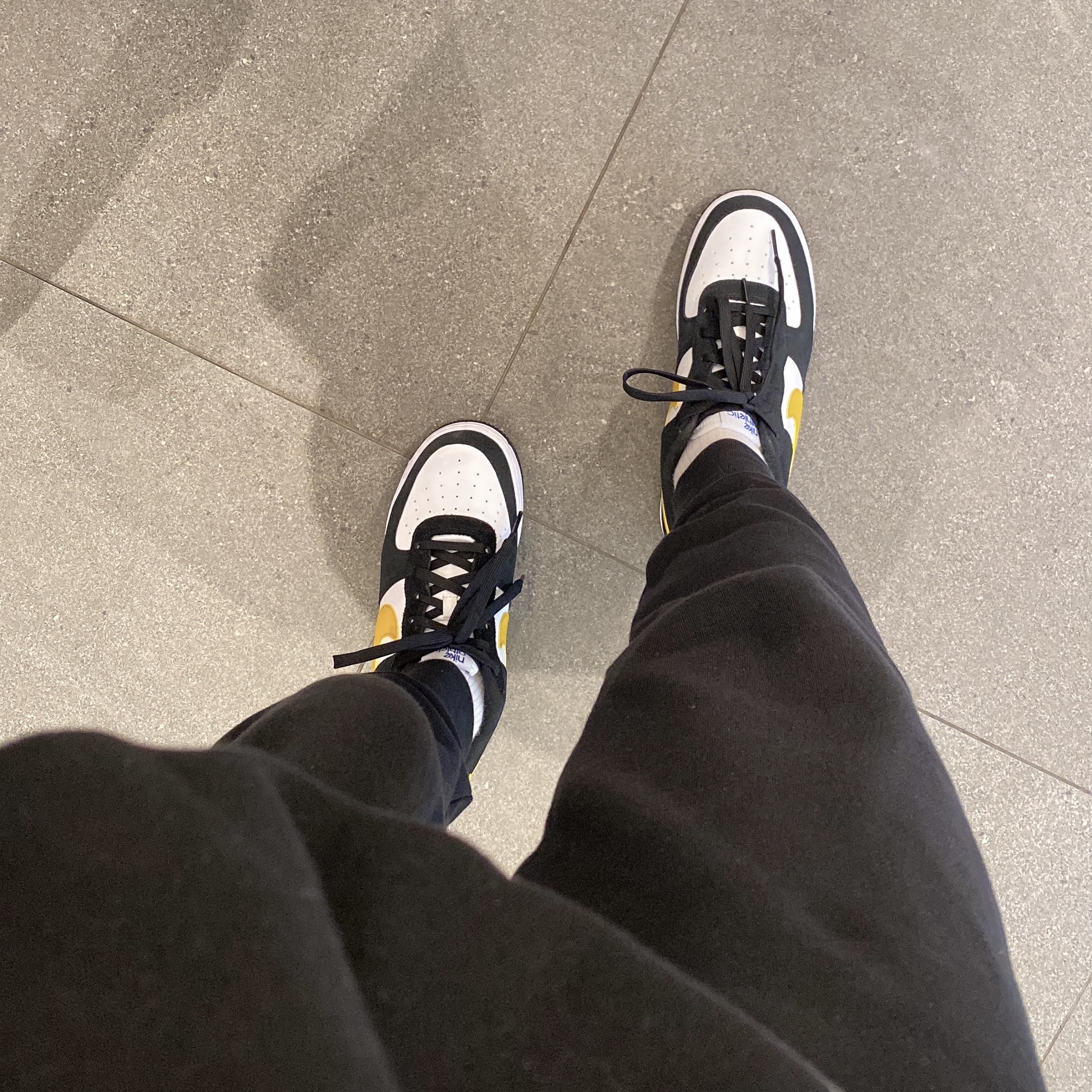 Nike Air Force 1 '07 LV8 Athletic Club Black Dark Sulfur 착용 스타일 - 1
