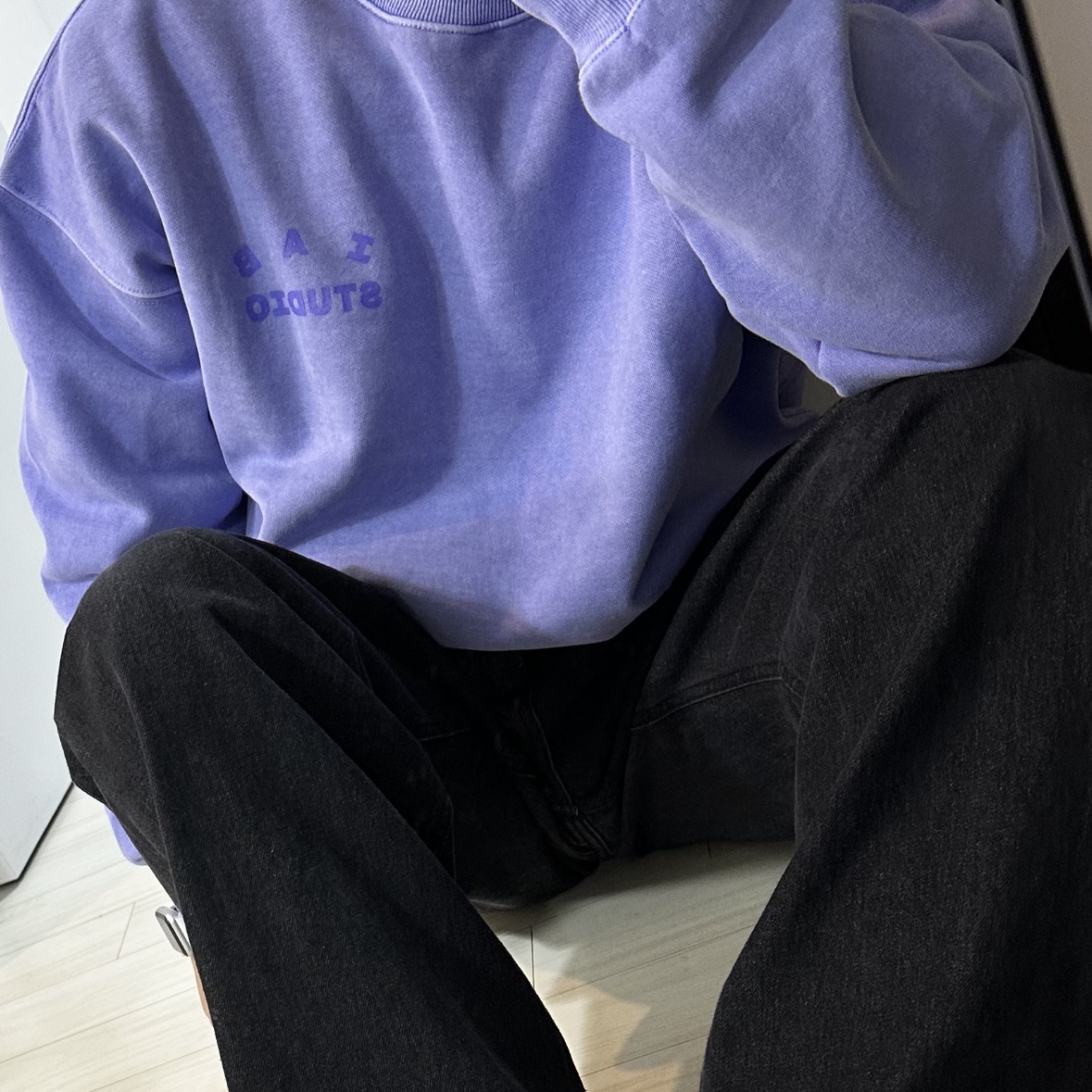 IAB Studio Pigment Sweatshirt & Mini Bag Lavender 착용 스타일