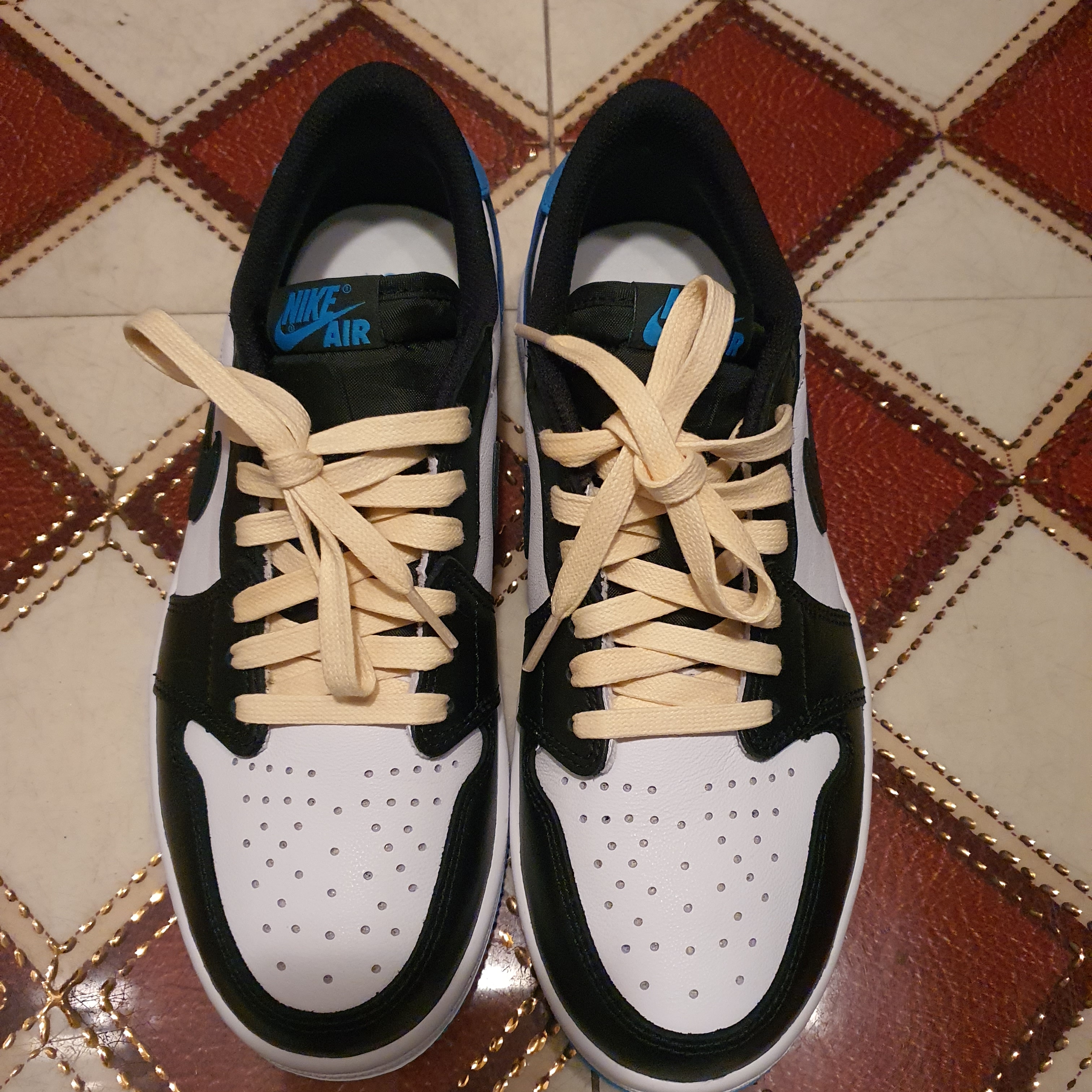 Jordan 1 Retro Low OG Black and Dark Powder Blue 착용 스타일