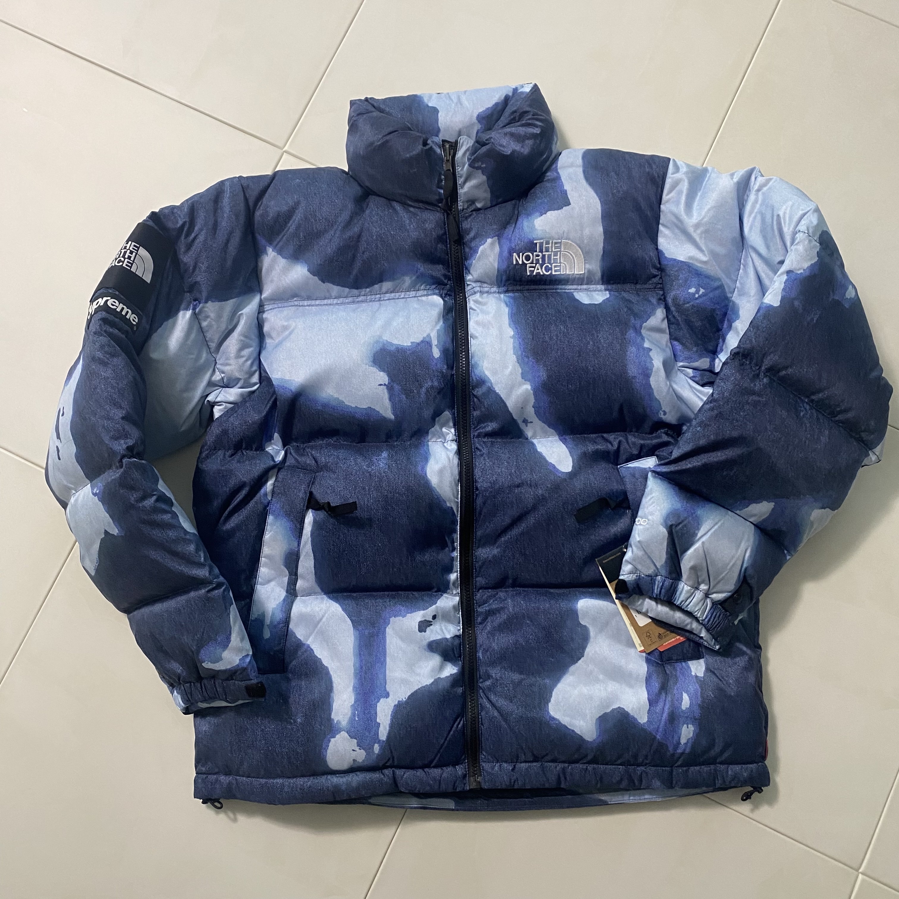 Supreme x The North Face Bleached Denim Print Nuptse Jacket Indigo - 21FW 착용 스타일 - 3