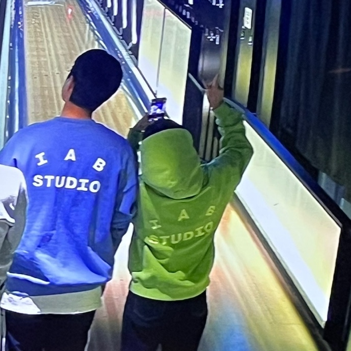 IAB Studio Pigment Hoodie & Sack Apple Green, IAB Studio Crewneck Sky Blue 착용 스타일 - 2