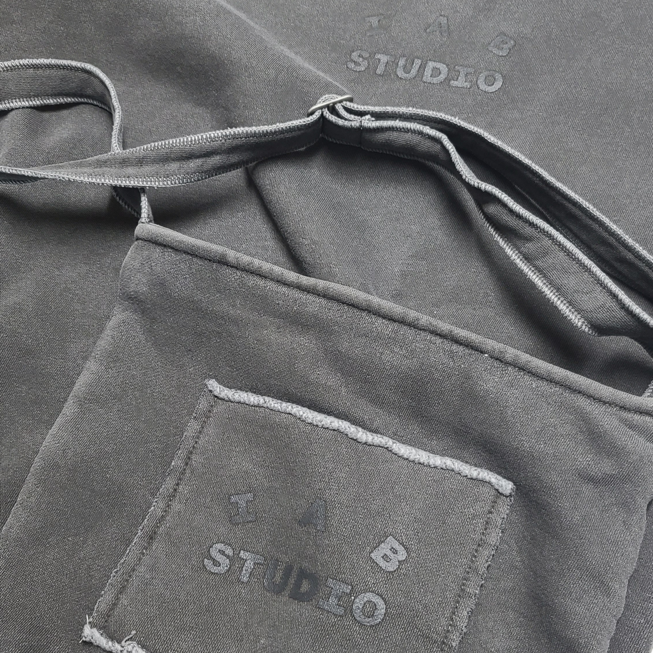 IAB Studio Pigment Sweatshirt & Mini Bag Black 착용 스타일