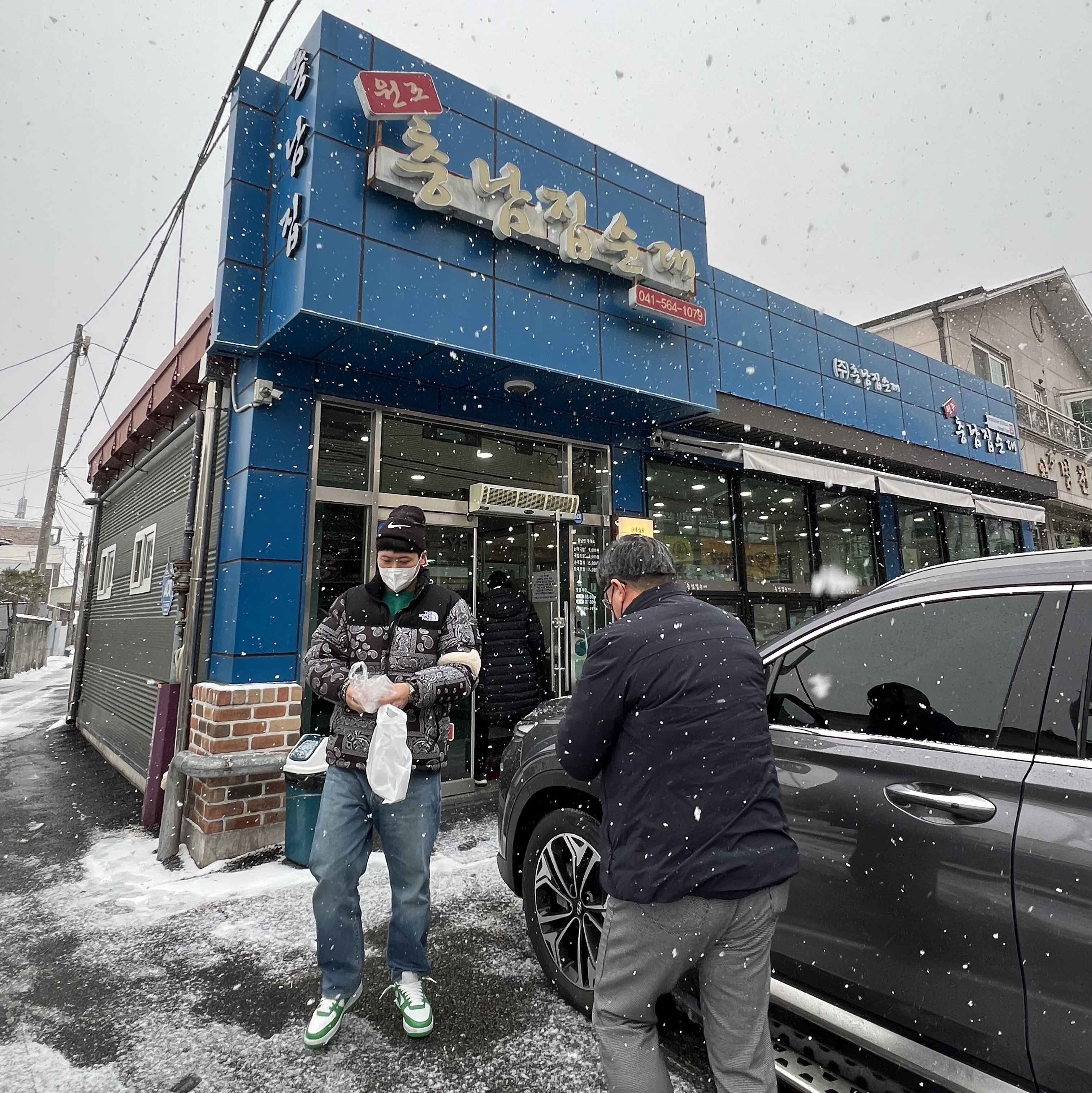 Louis Vuitton x Nike Air Force 1 Low by Virgil Abloh White Gym Green, The North Face Nuptse Down Jacket Black 착용 스타일 - 1