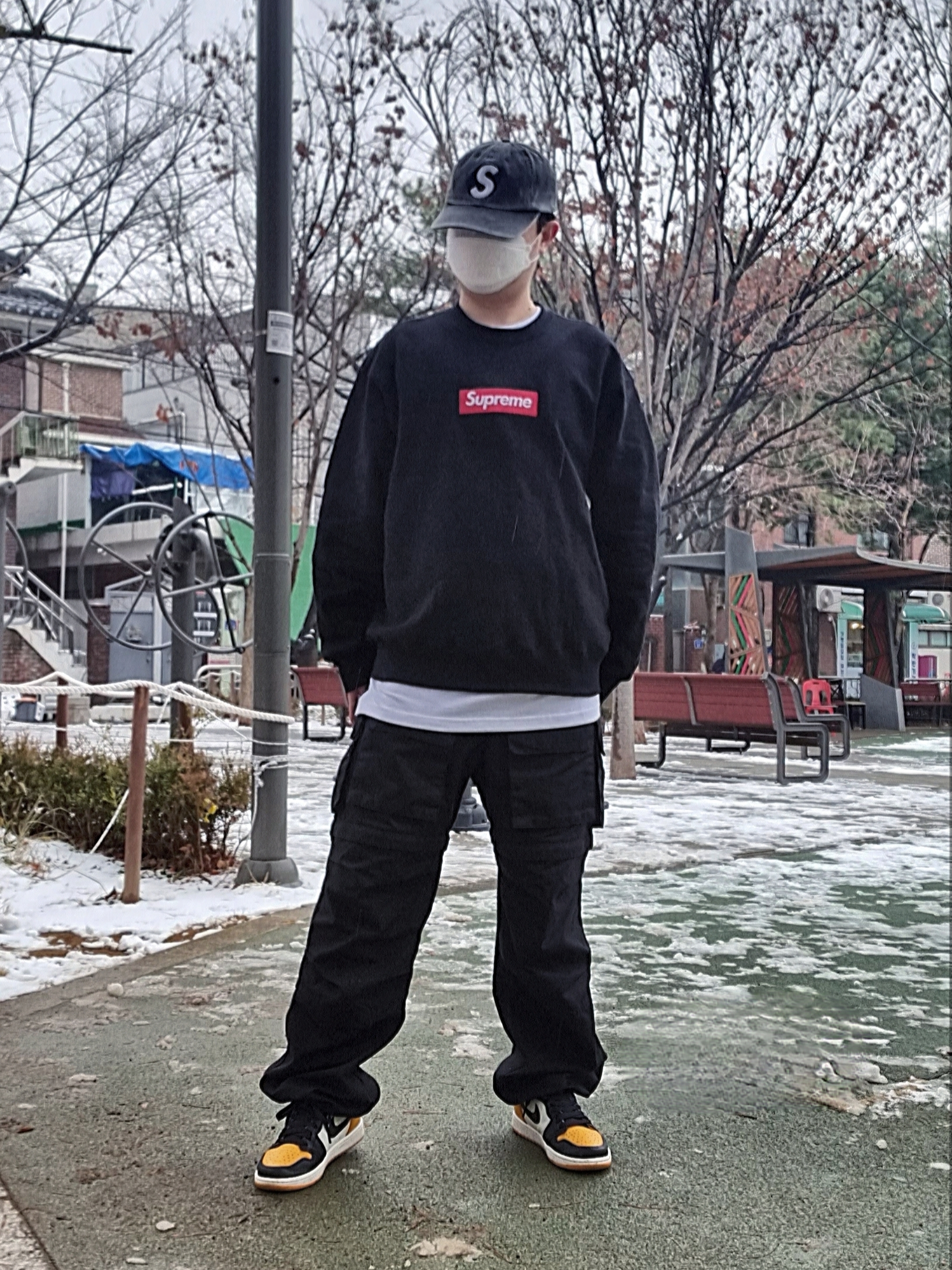 Supreme Box Logo Crewneck Black - 22FW, Jordan 1 Retro High OG Taxi 착용 스타일