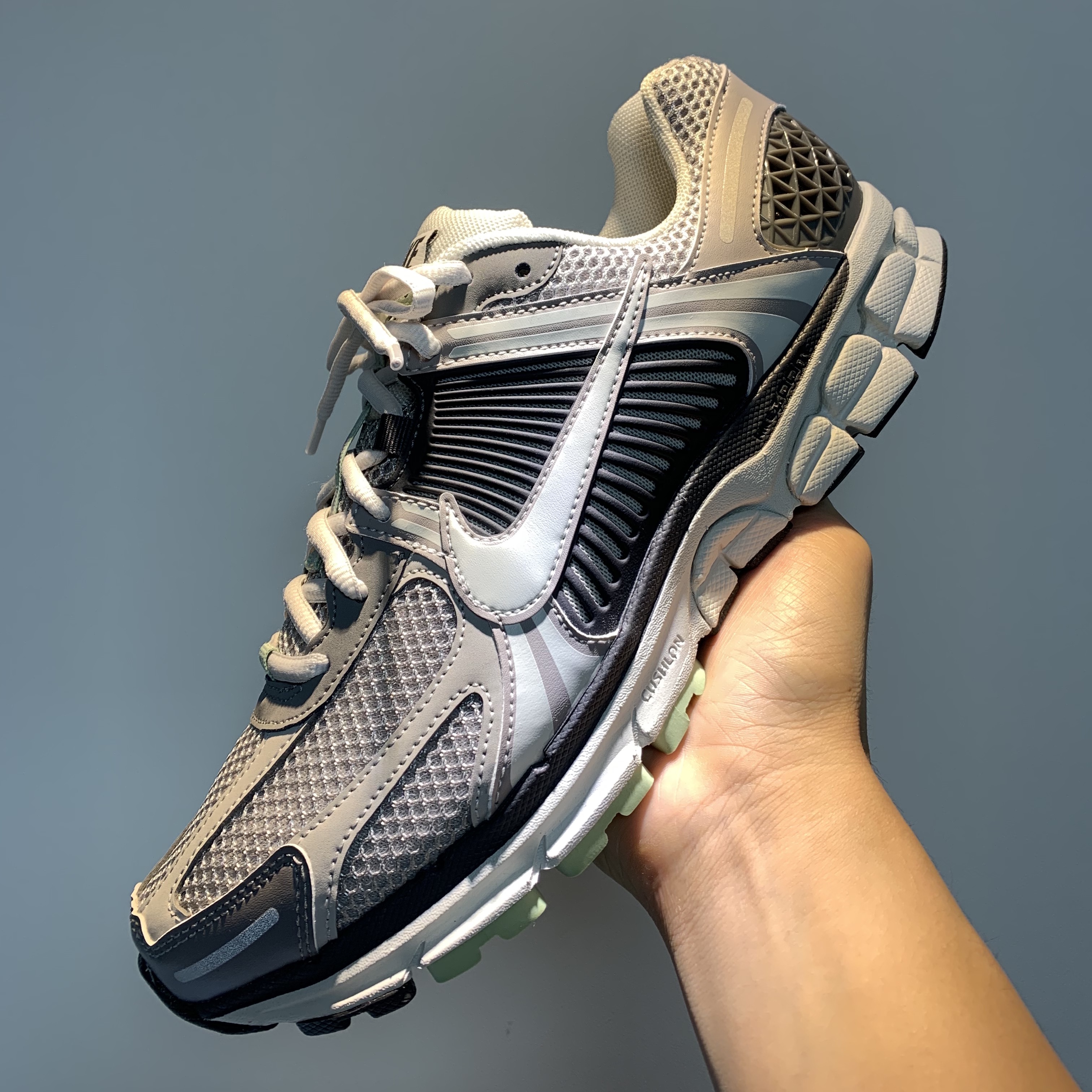 (W) Nike Zoom Vomero 5 Cobblestone and Flat Pewter 착용 스타일