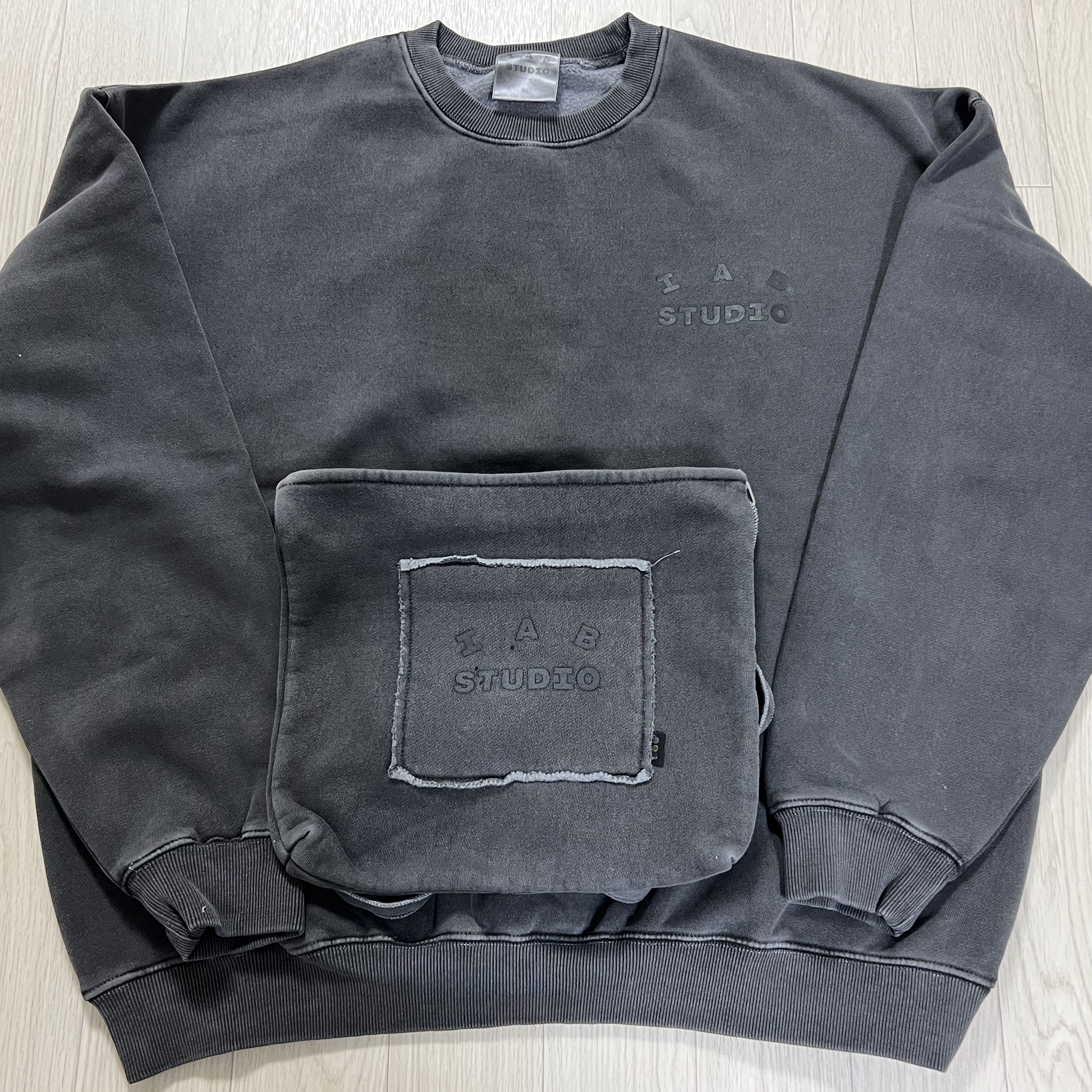 IAB Studio Pigment Sweatshirt & Mini Bag Black 착용 스타일 - 2